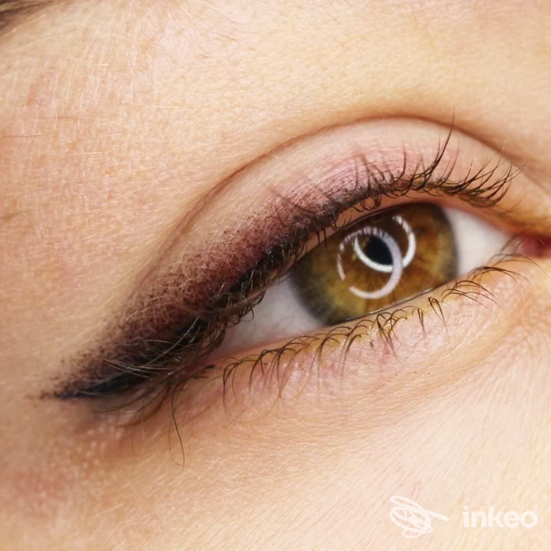 Primo piano di dermopigmentazione eyeliner realizzata da Dora Marcano a Ferrara, dettaglio sulla palpebra superiore.