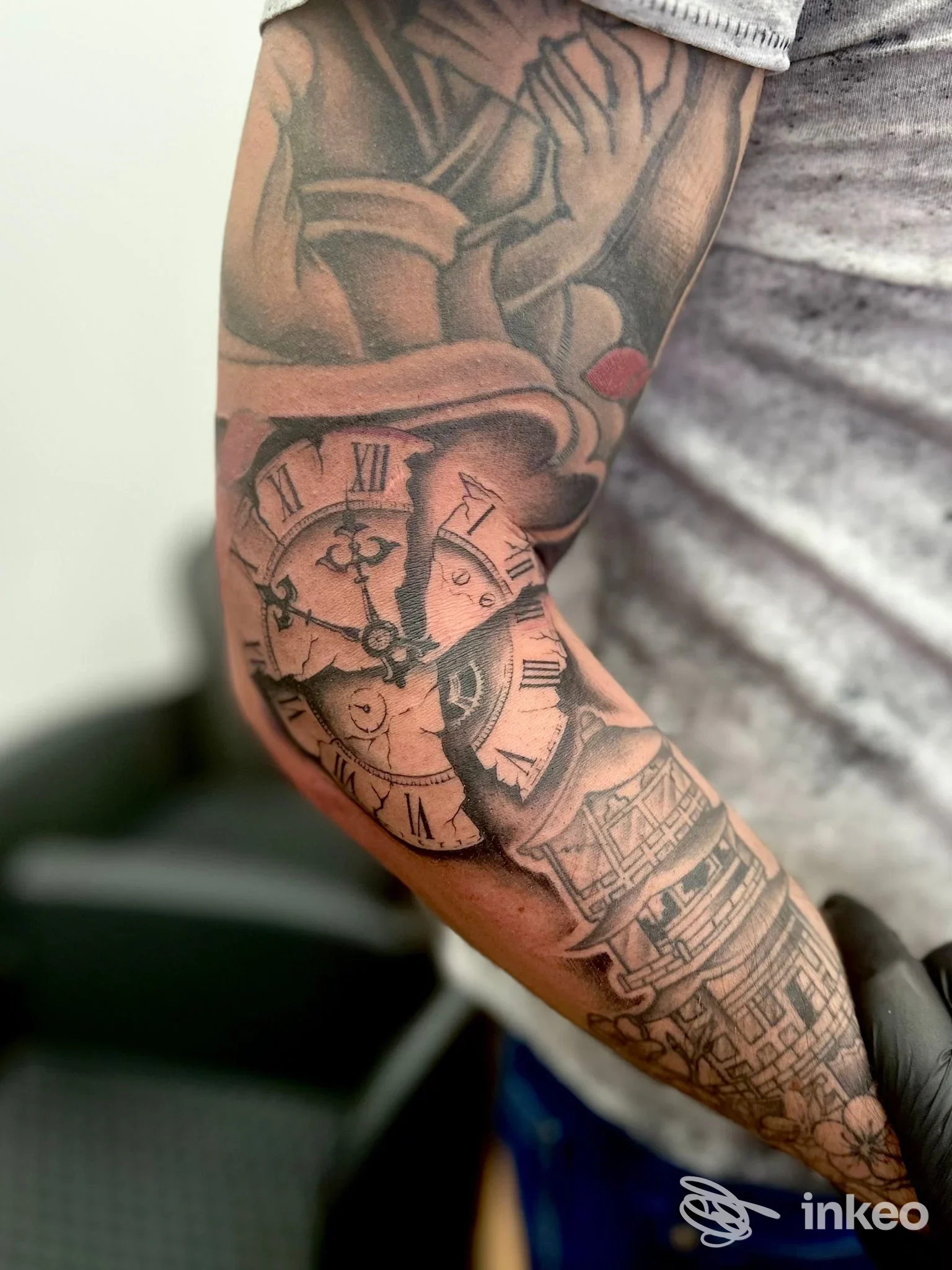 Dettaglio di avambraccio tatuato con orologio spezzato e motivi architettonici, foto di Alessandro Perone Tattoo & Piercing a Montesarchio.