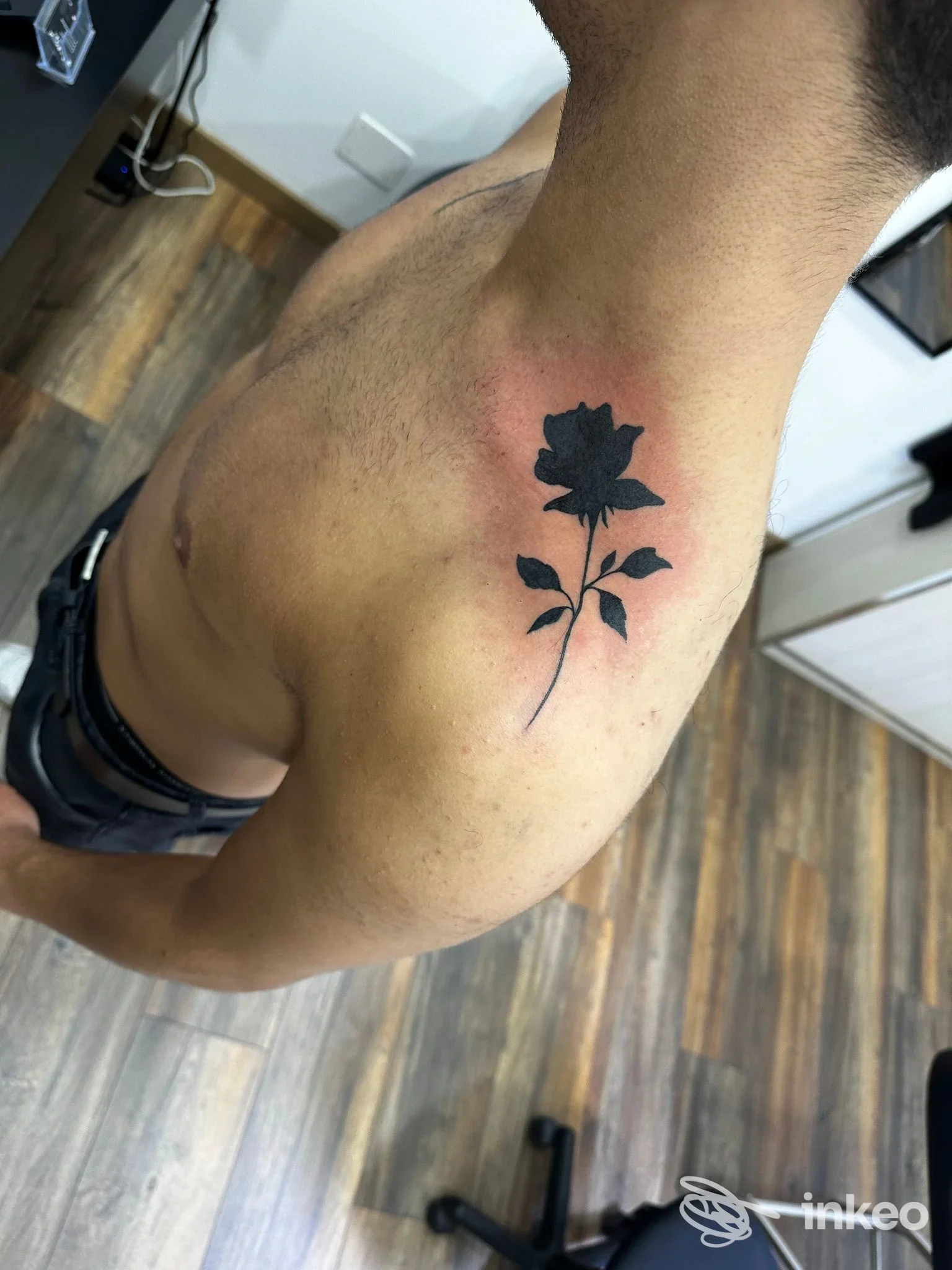 Rosa nera tatuata sulla spalla destra di un uomo, foto nello studio Alessandro Perone Tattoo & Piercing a Montesarchio.