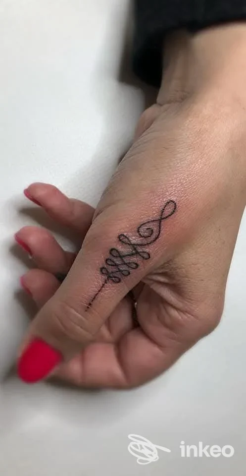 Tatuaggio a inchiostro nero sul lato del pollice, Dietro le Quinte di Arianna Pulsoni, Avezzano.