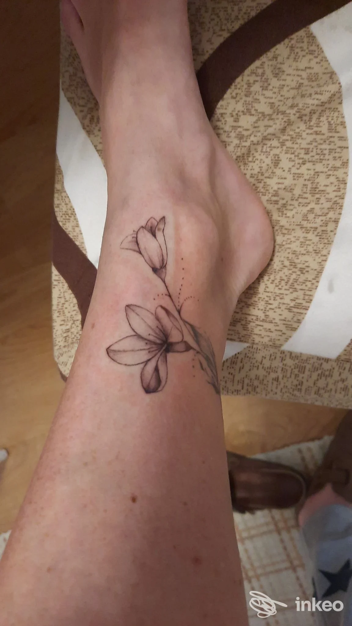 Tatuaggio floreale nero-grigio sulla caviglia e dorso del piede, realizzato da Unghiette by Baby a Lecco.