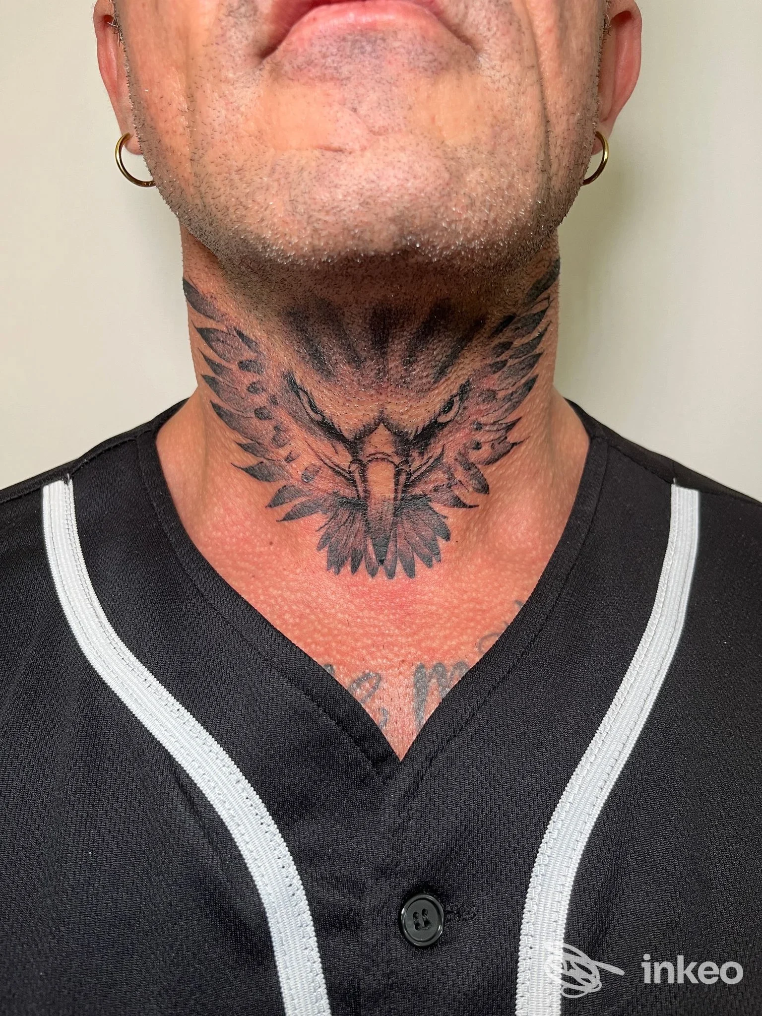 Tatuaggio nero a forma di gufo sul collo, foto realizzata per ELLE Estetica & Tattoo, Bellona.