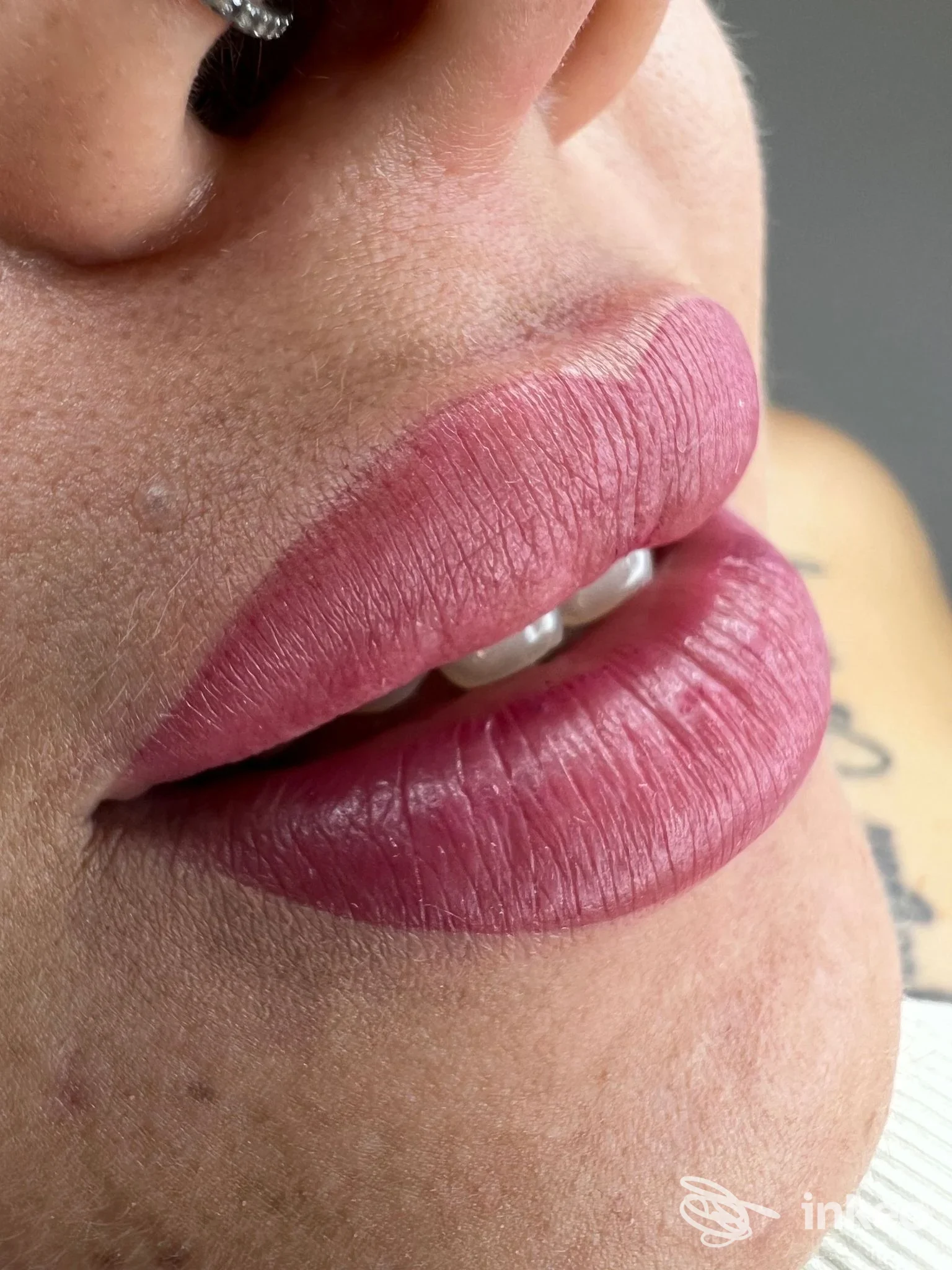 Primo piano di labbra con dermopigmentazione permanente, Bler_beauty_artist, Corsico.