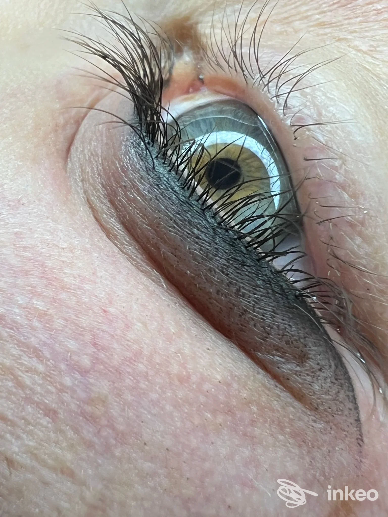 Primo piano di eyeliner permanente sulla palpebra superiore eseguito da Bler_beauty_artist a Corsico.