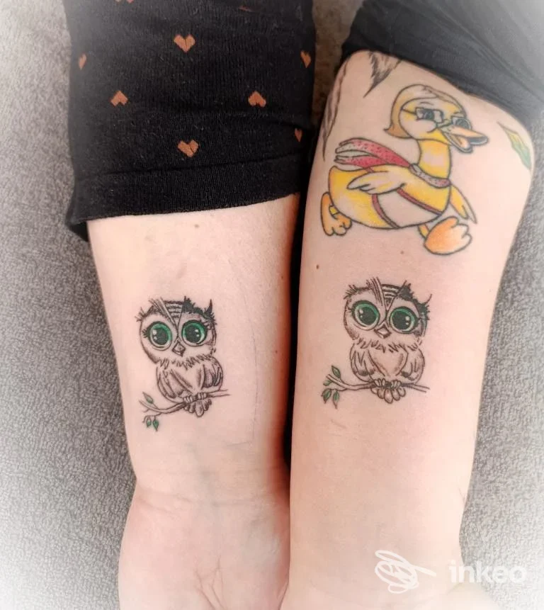 Due piccoli tatuaggi a forma di gufo sugli avambracci, foto inviata da Beauty&Tattoo a San Ferdinando.