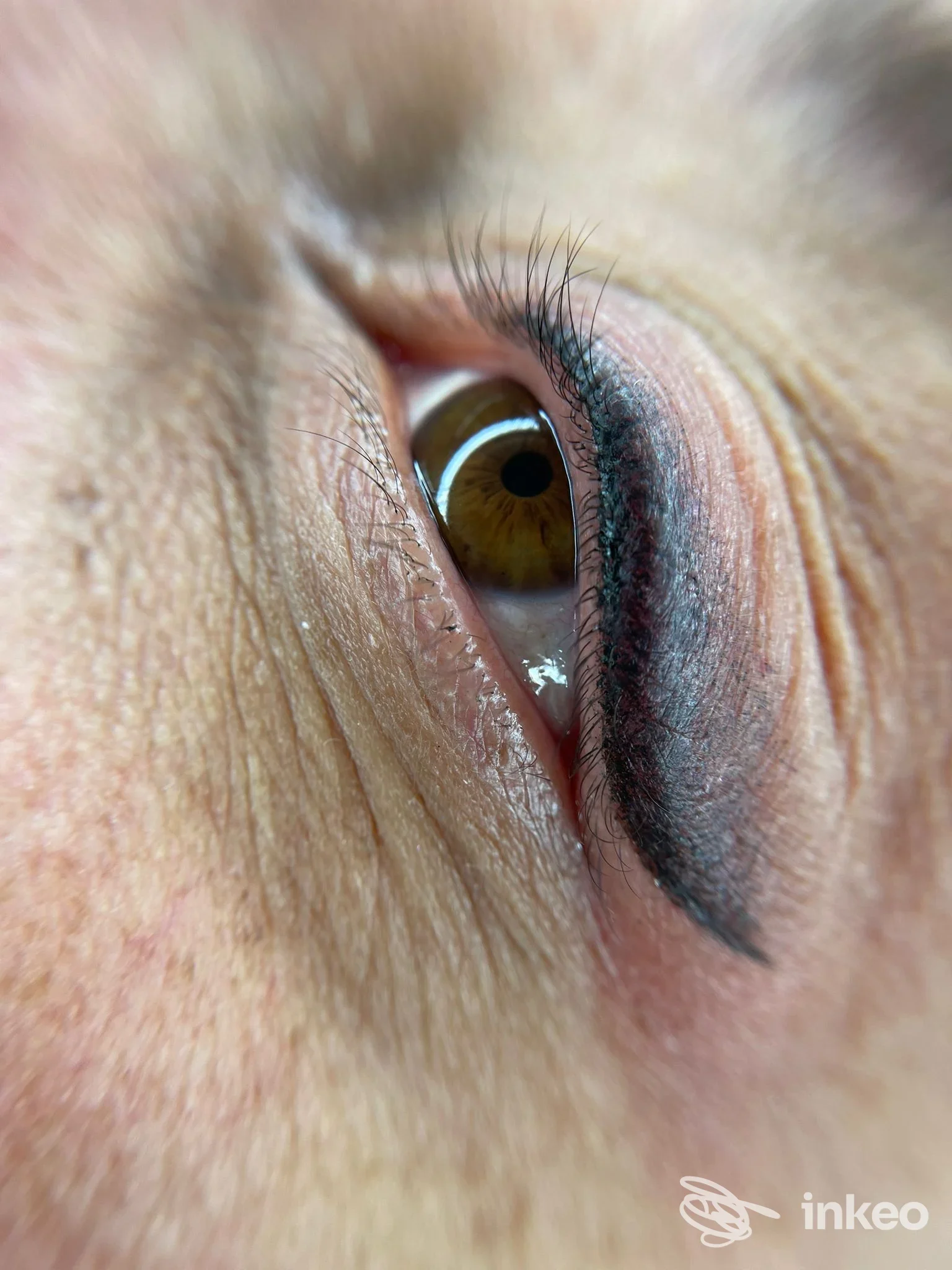 Primo piano di trucco permanente (eyeliner) sulla palpebra superiore, Serena PMU, Cava de' Tirreni.