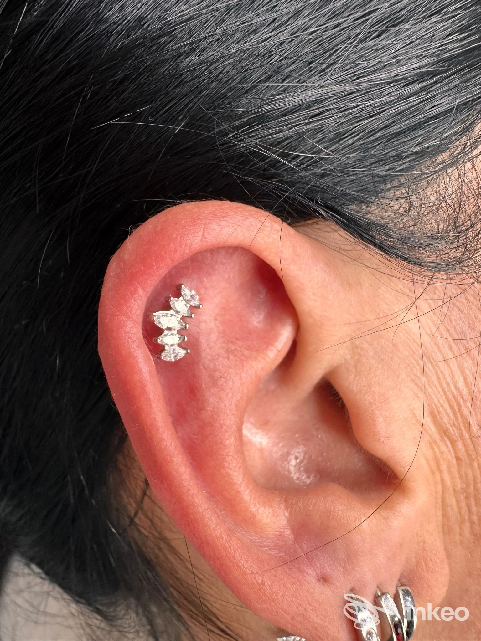 Primo piano di un orecchio con piercing all'antelice e lobi, ChiaraG Beauty expert, Lipomo