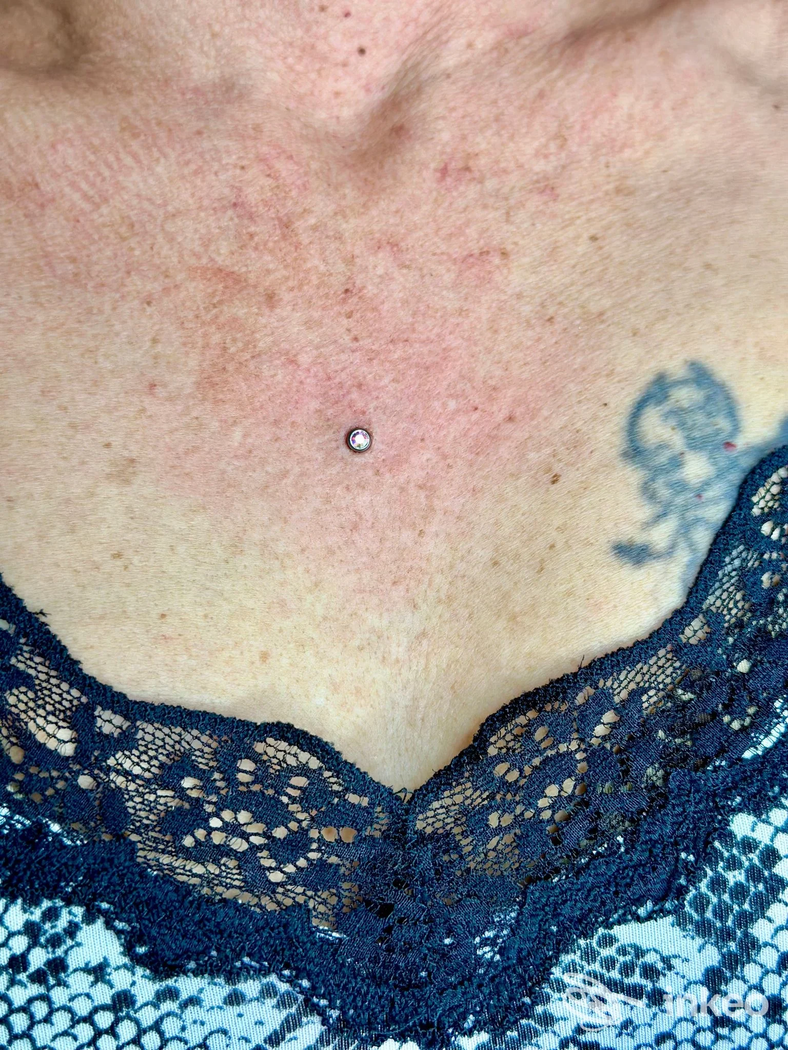 Gioiello dermico sullo sterno con piccolo tatuaggio laterale, scatto del décolleté — ChiaraG Beauty expert, Lipomo.