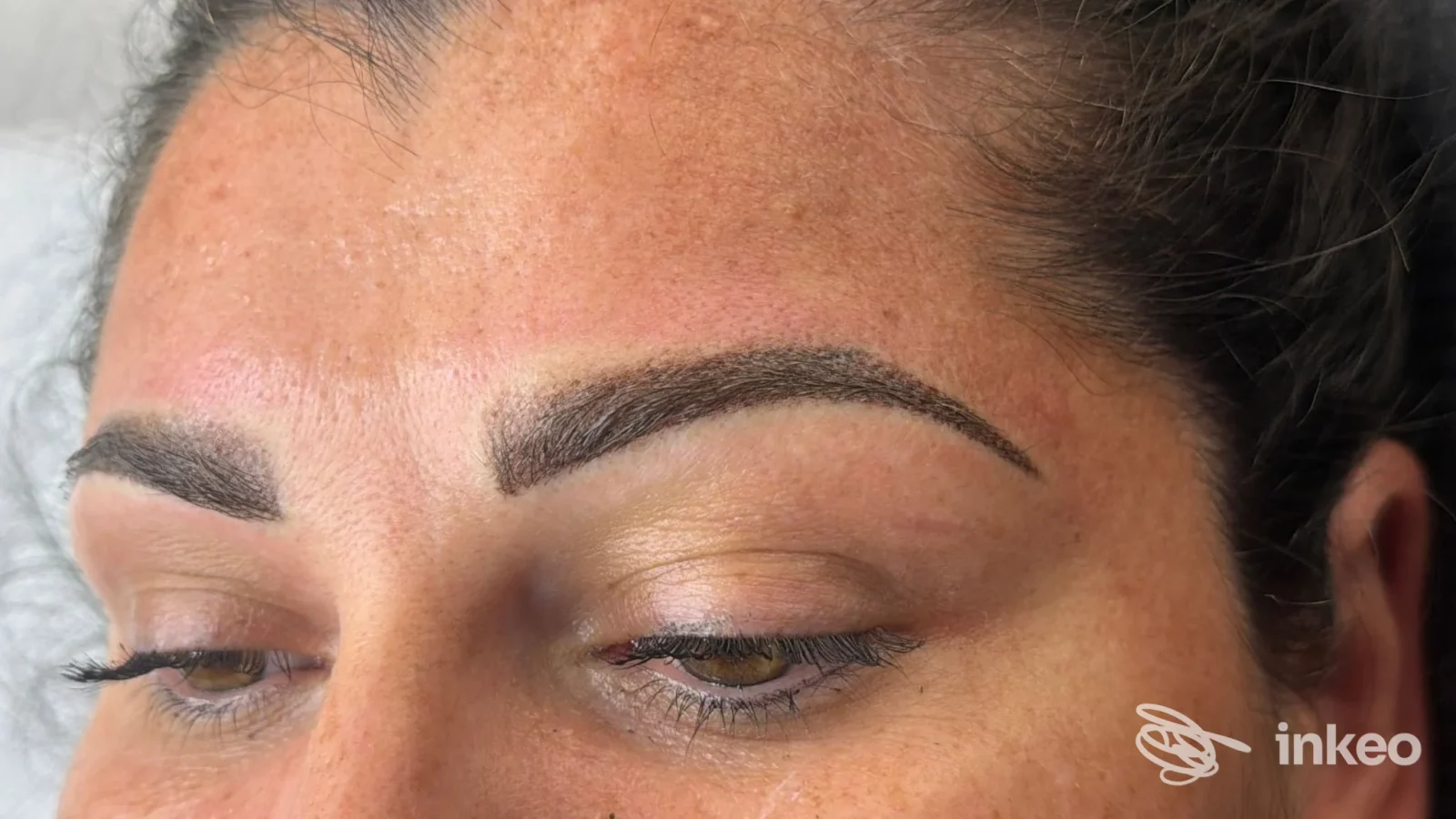 Primo piano di sopracciglia con dermopigmentazione realizzata da JeVi Tatuaggi Estetici, Bari.