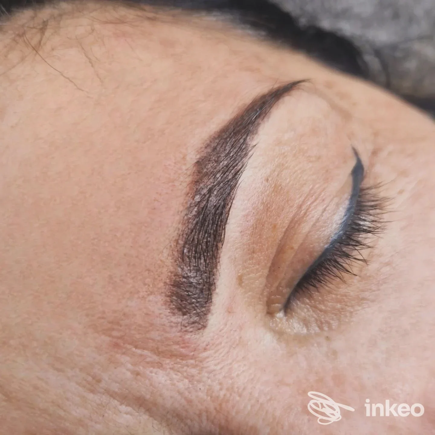 Dettaglio di sopracciglio micropigmentato su pelle reale, foto fornita da MAGDA BEAUTY STUDIO a Seriate.