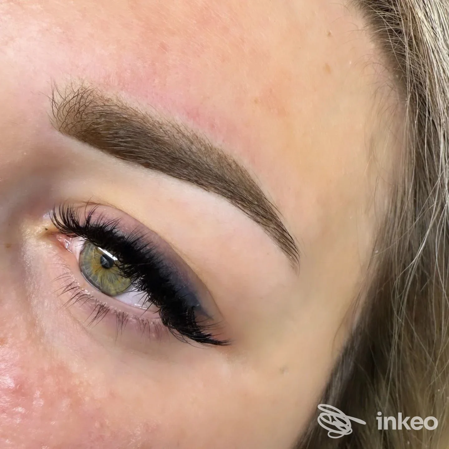 Primo piano di sopracciglio e occhi con dermopigmentazione, immagine fornita da MAGDA BEAUTY STUDIO, Seriate.