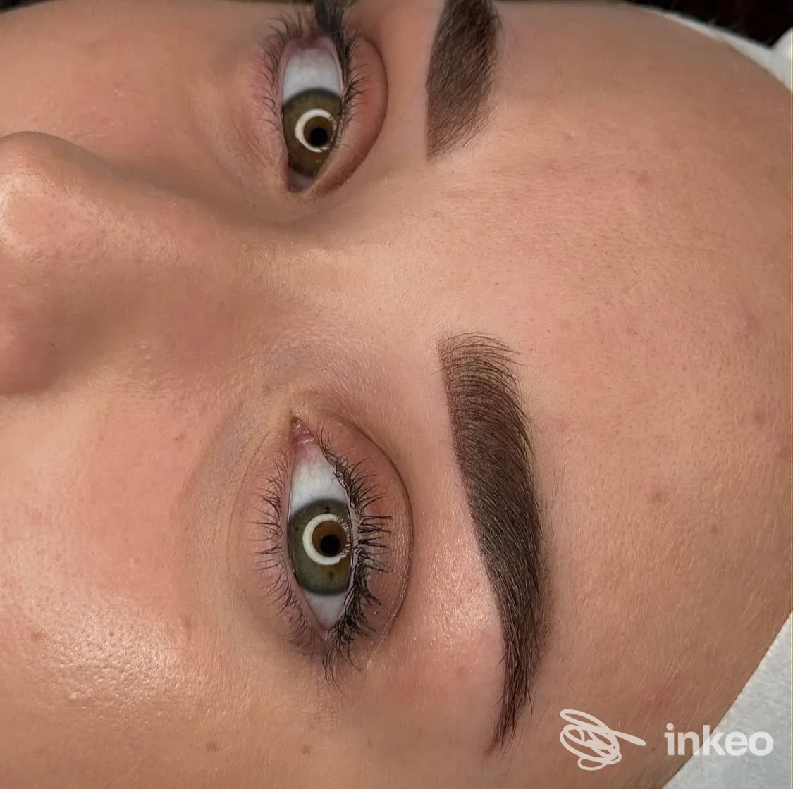 Primo piano di sopracciglia con trucco permanente eseguito da LisaTroisi Trucco Permanente Salerno, scatto realizzato a Eboli.