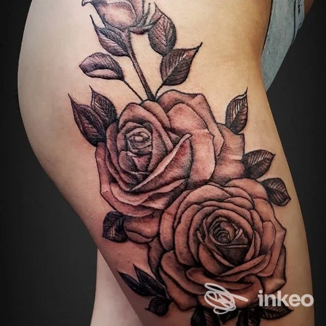 Tatuaggio a due rose nere e grigie sul fianco e parte alta della coscia, eseguito presso c.e.acquamarina--TATTOO STUDIO a Lioni.