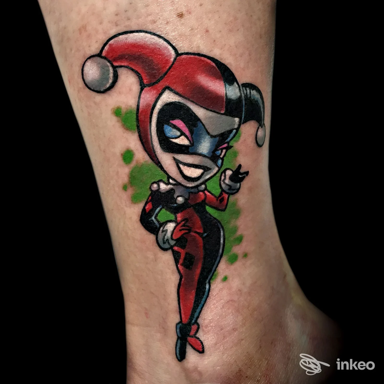 Tatuaggio colorato su caviglia raffigurante un personaggio in stile cartoon. Studio: ALEX DE PASE STORES, Udine.