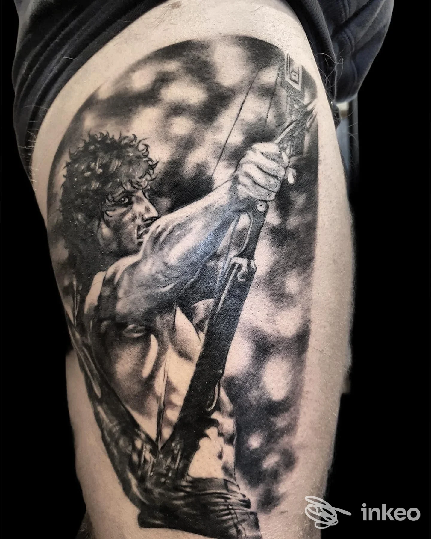 Tatuaggio realistico in bianco e nero su braccio (Tatuaggi Roma Nord - Fabio Brocca Tattoo, Roma).