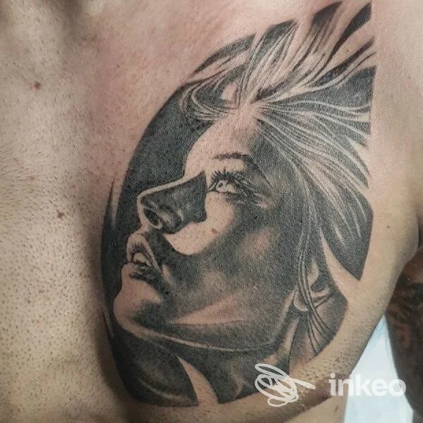 Tatuaggio realistico in bianco e nero sul torace: profilo femminile, foto fornita da Tatuaggi Roma Nord - Fabio Brocca Tattoo, Roma.