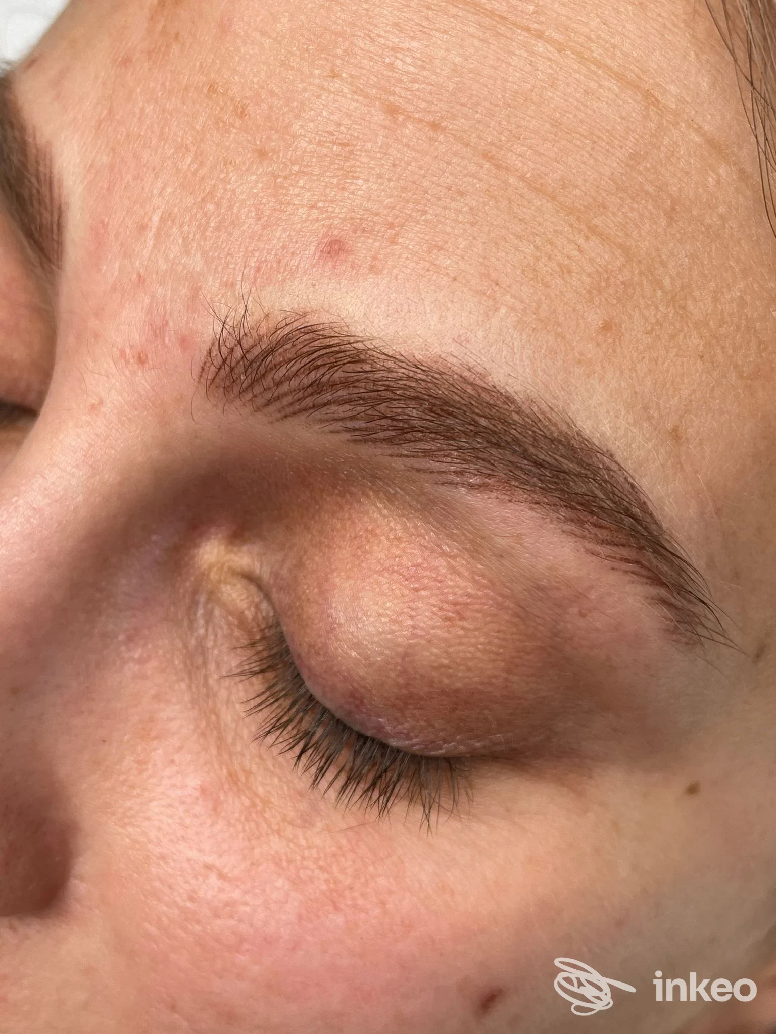 Primo piano di sopracciglio microbladed eseguito da Martina Fabbri PMU/microblading studio brows & lashes, Roma.