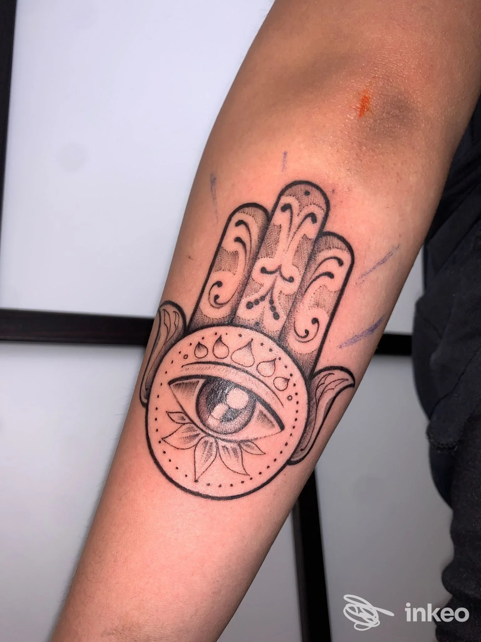 Tatuaggio mano di Hamsa con occhio stilizzato sull'avambraccio, Belink Tattoo House, Genova.