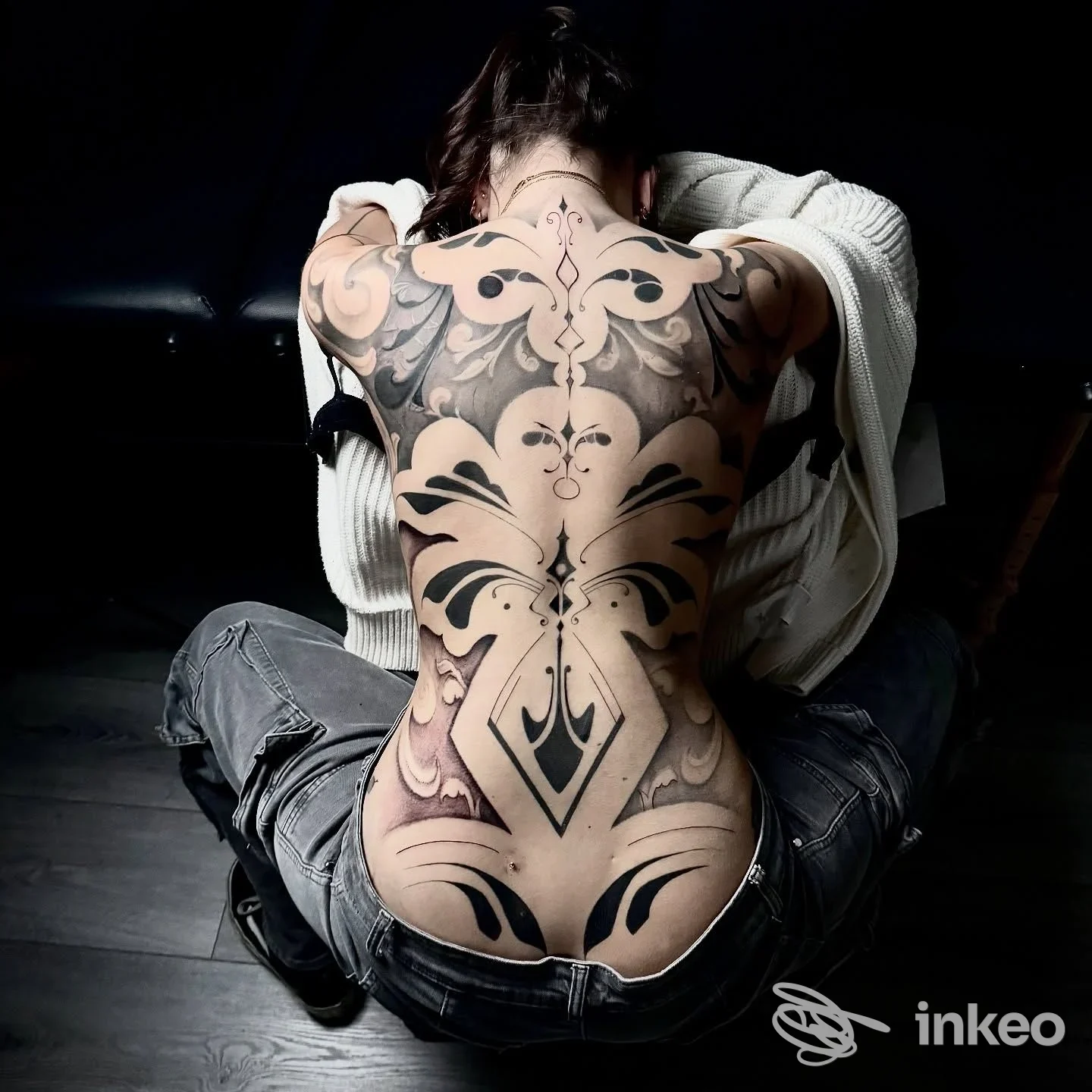 Ampia composizione ornamentale nera tatuata sulla schiena, lavoro fotografato allo studio Belink Tattoo House a Genova.