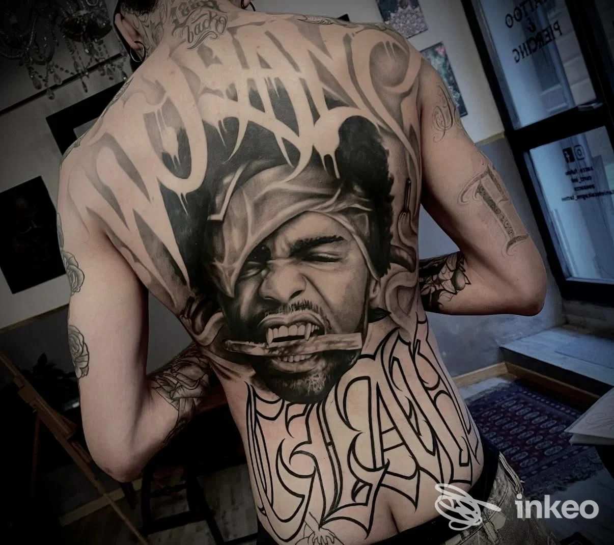 Grande tatuaggio realistico su tutta la schiena fotografato nello studio Belink Tattoo House a Genova.
