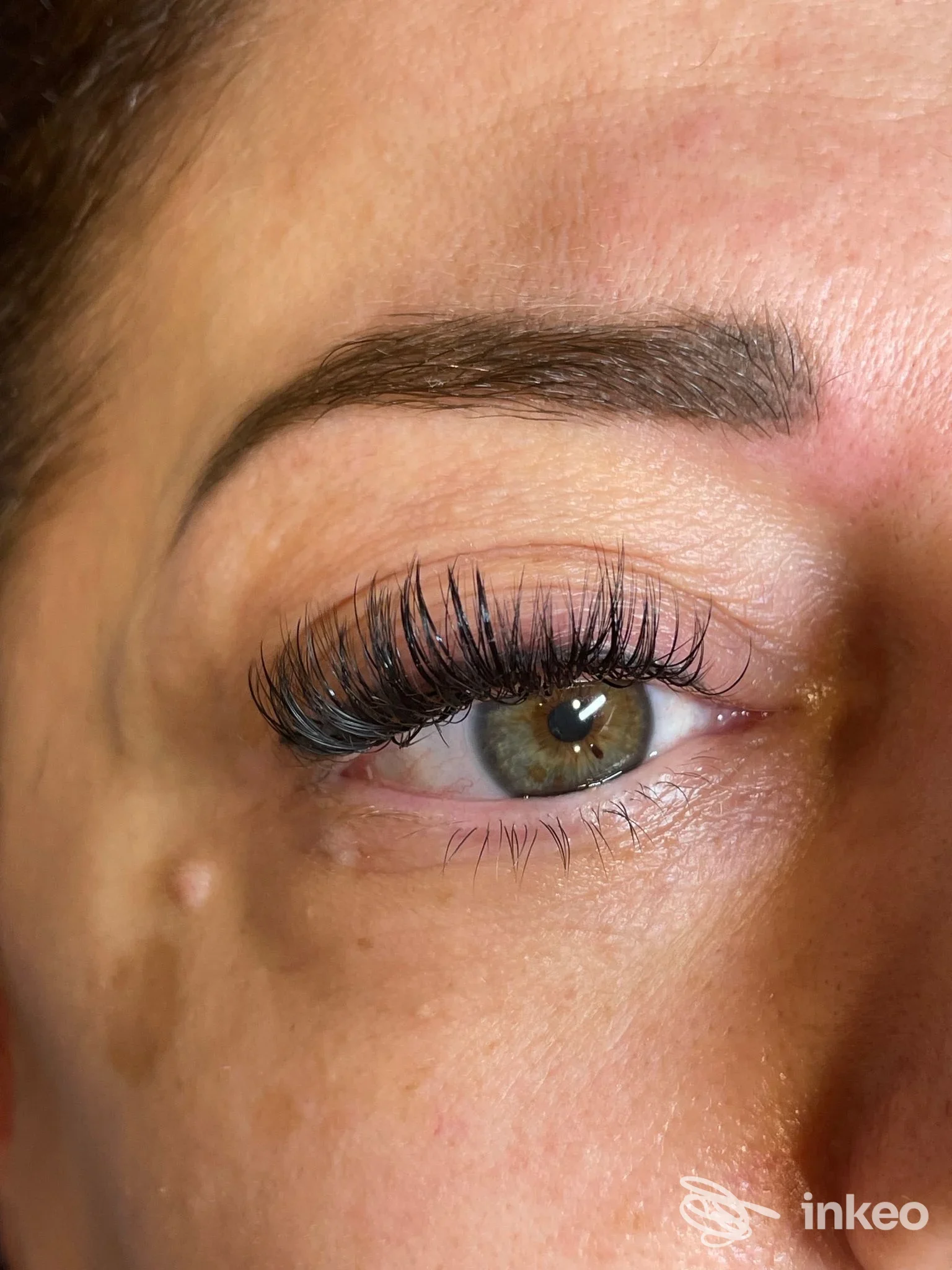 Primo piano di sopracciglio con trucco permanente e ciglia, foto di Nelli Estetica e Trucco Permanente, Cervignano del Friuli.
