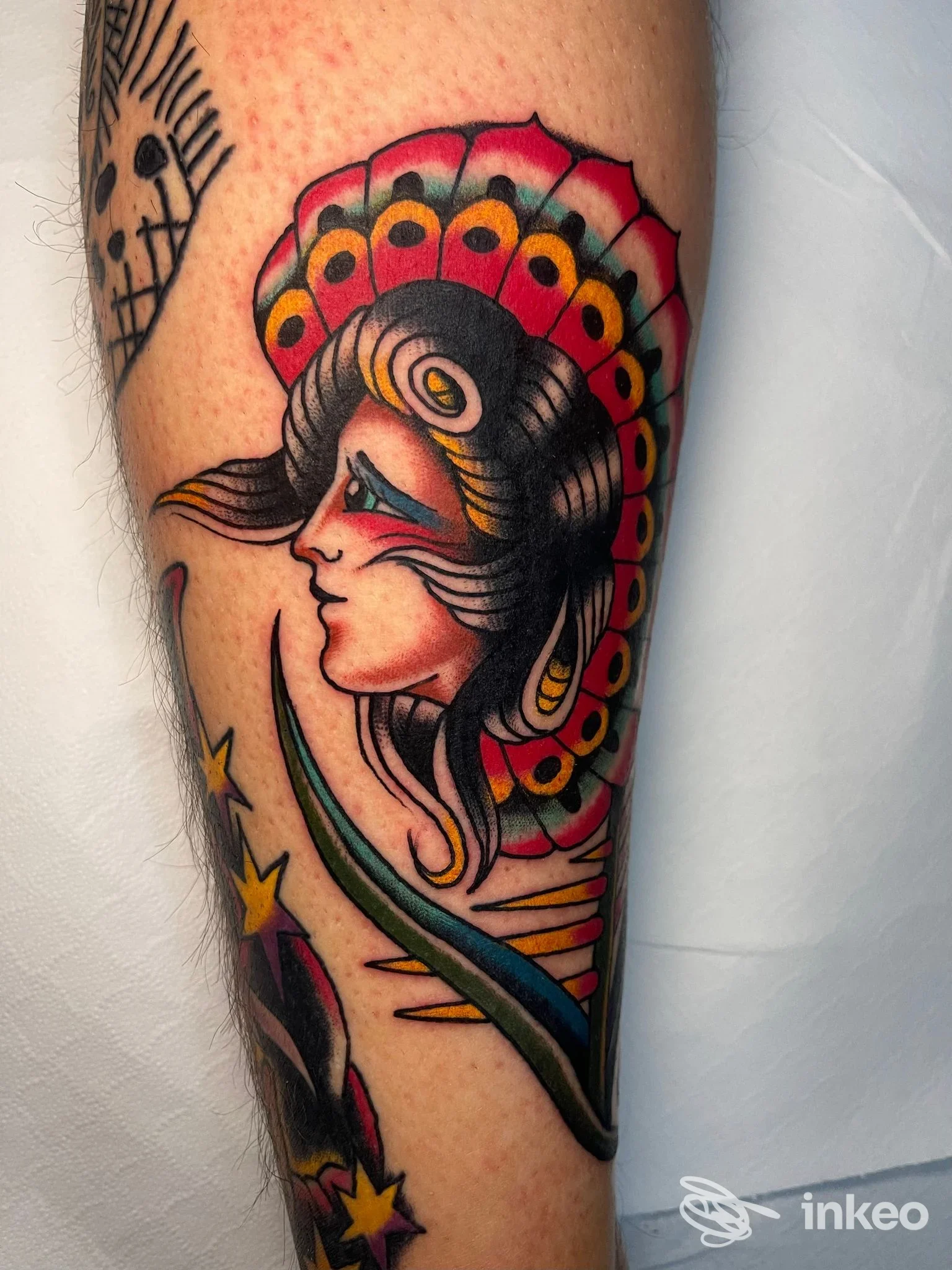 Tatuaggio tradizionale con ritratto femminile colorato sull'avambraccio. Bassetti Tattoo e Piercing, Roma.