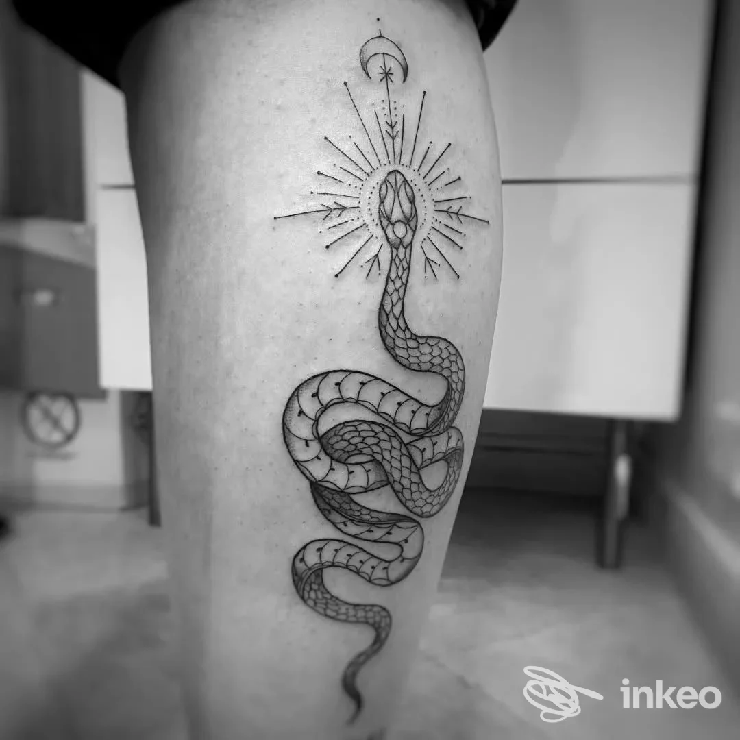 Tatuaggio in bianco e nero di un serpente sul polpaccio, realizzato da Chiara Starace | Key Muse a Sanremo.