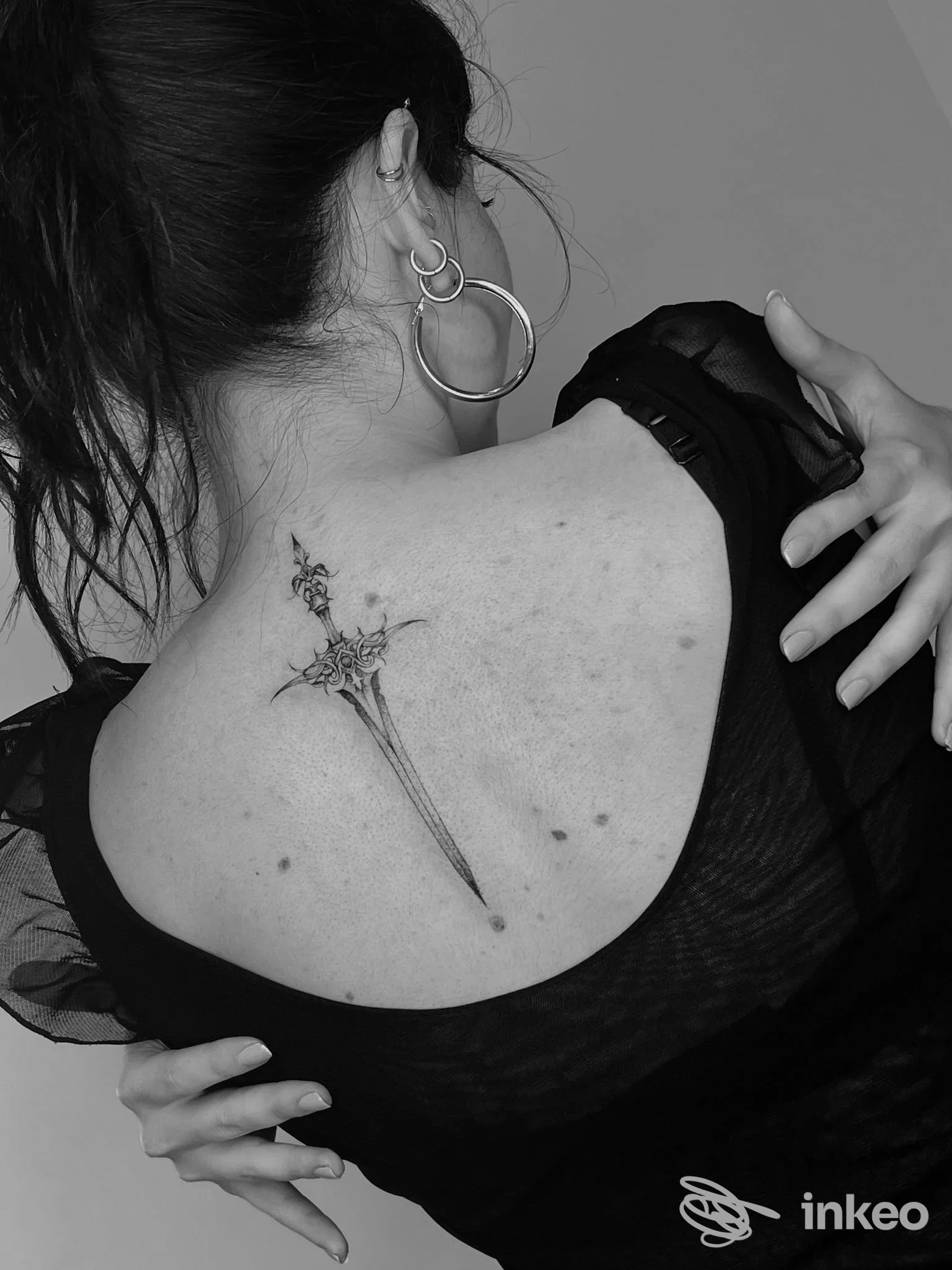 Tatuaggio lungo a forma di lama sulla parte superiore della schiena, foto per Chiara Starace | Key Muse - Face & Body Arts, Sanremo.