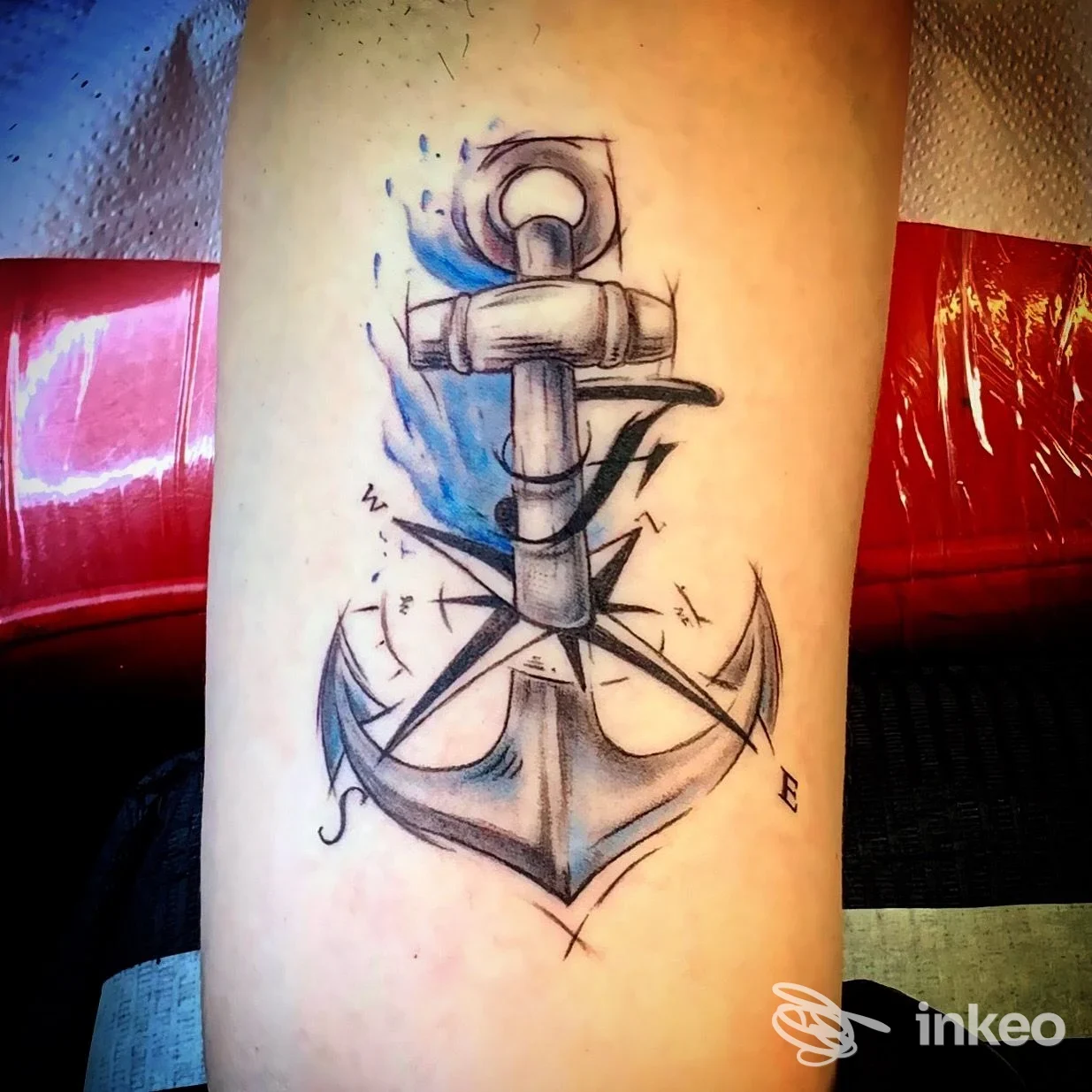 Tatuaggio ancora stilizzata con leggere sfumature blu sull'avambraccio, lavoro eseguito da Studio Tatuaggi a Medesano.