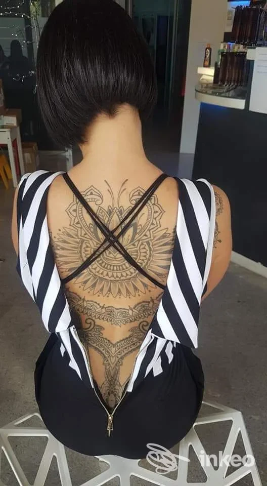Ampio tatuaggio ornamentale/mandala sulla schiena di una cliente, foto dallo studio Re Sole Pordenone a Pordenone.