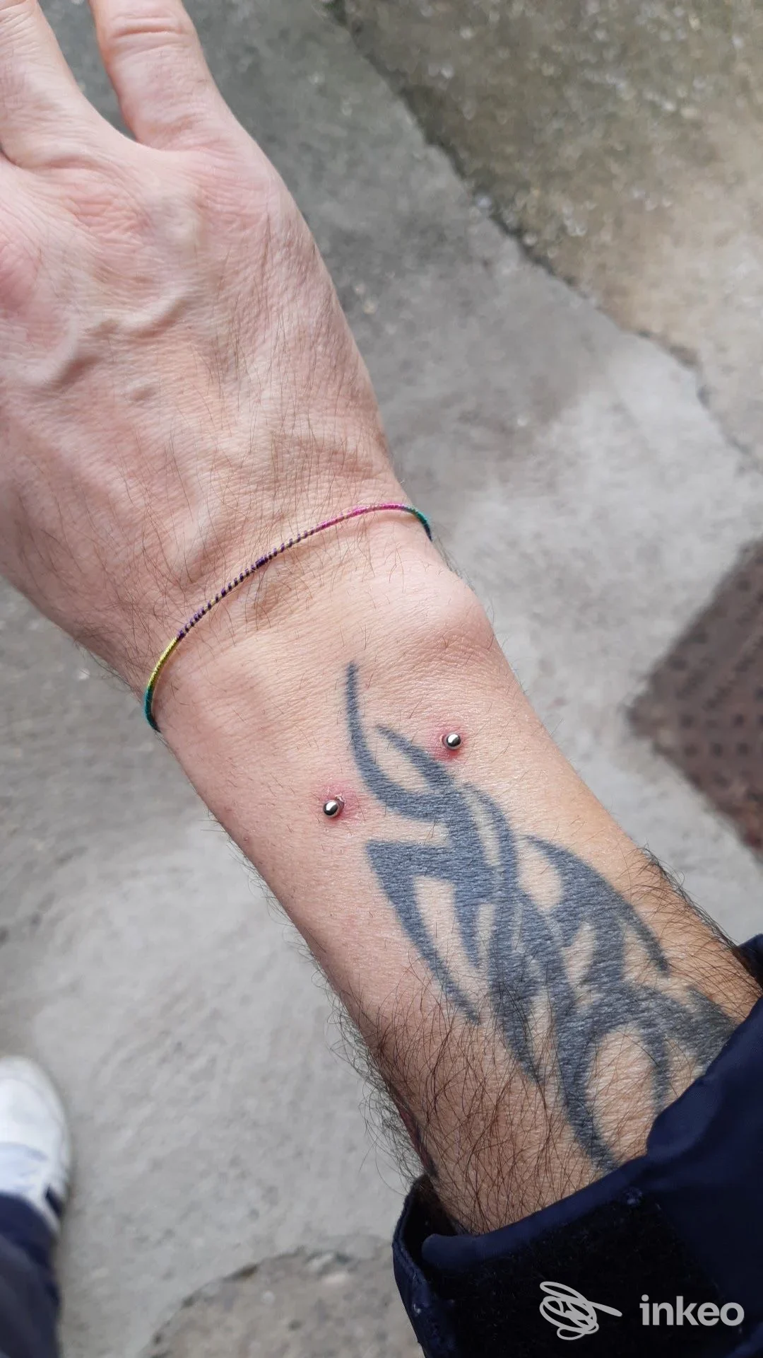 Foto del tatuaggio e due microdermal sul polso, scattata per Re Sole Pordenone Estetica Solarium a Pordenone.