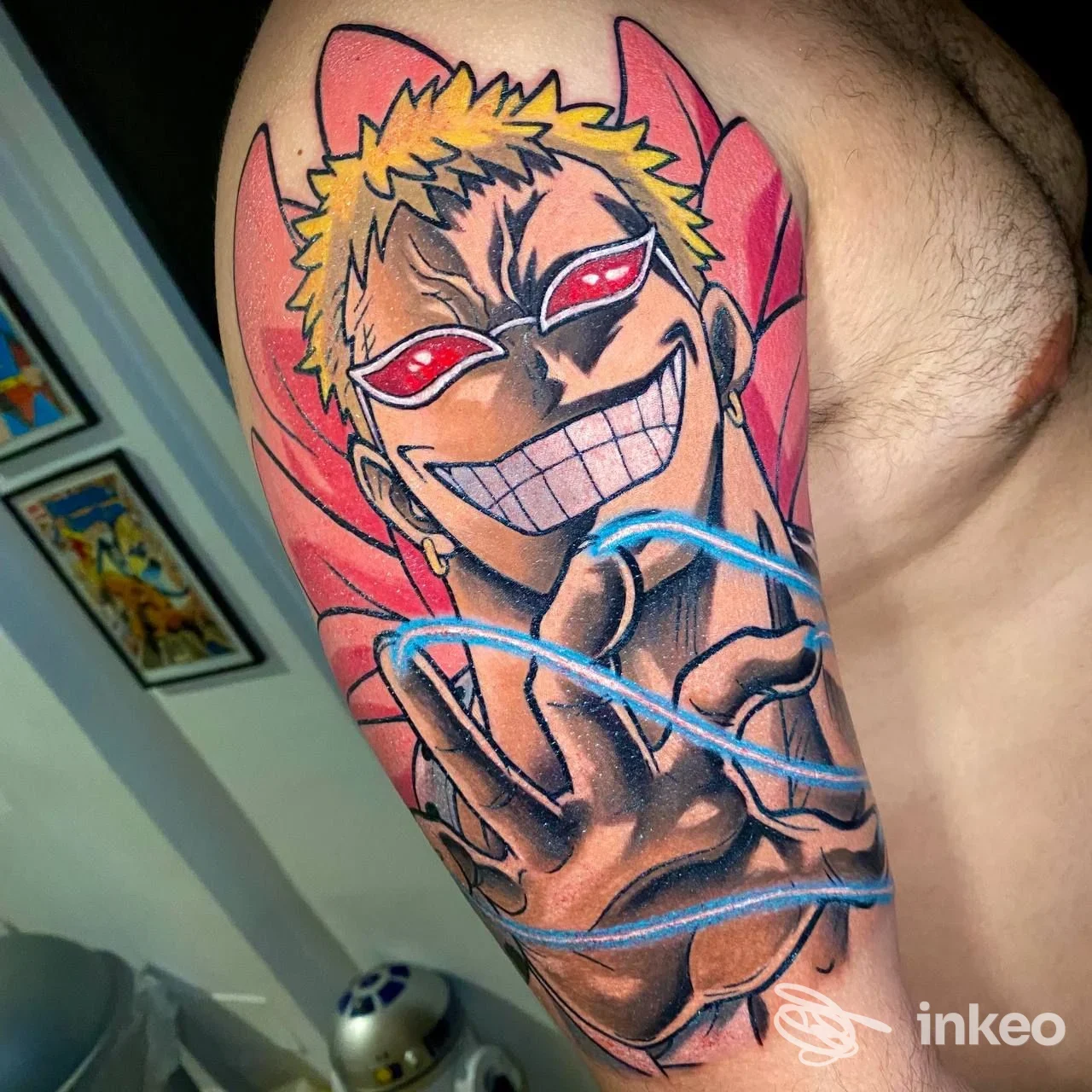 Ampio tatuaggio in stile anime sul braccio/parte superiore del bicipite, colori vividi e linee nere definite — Mr.Jack Tattoo Family Roma.