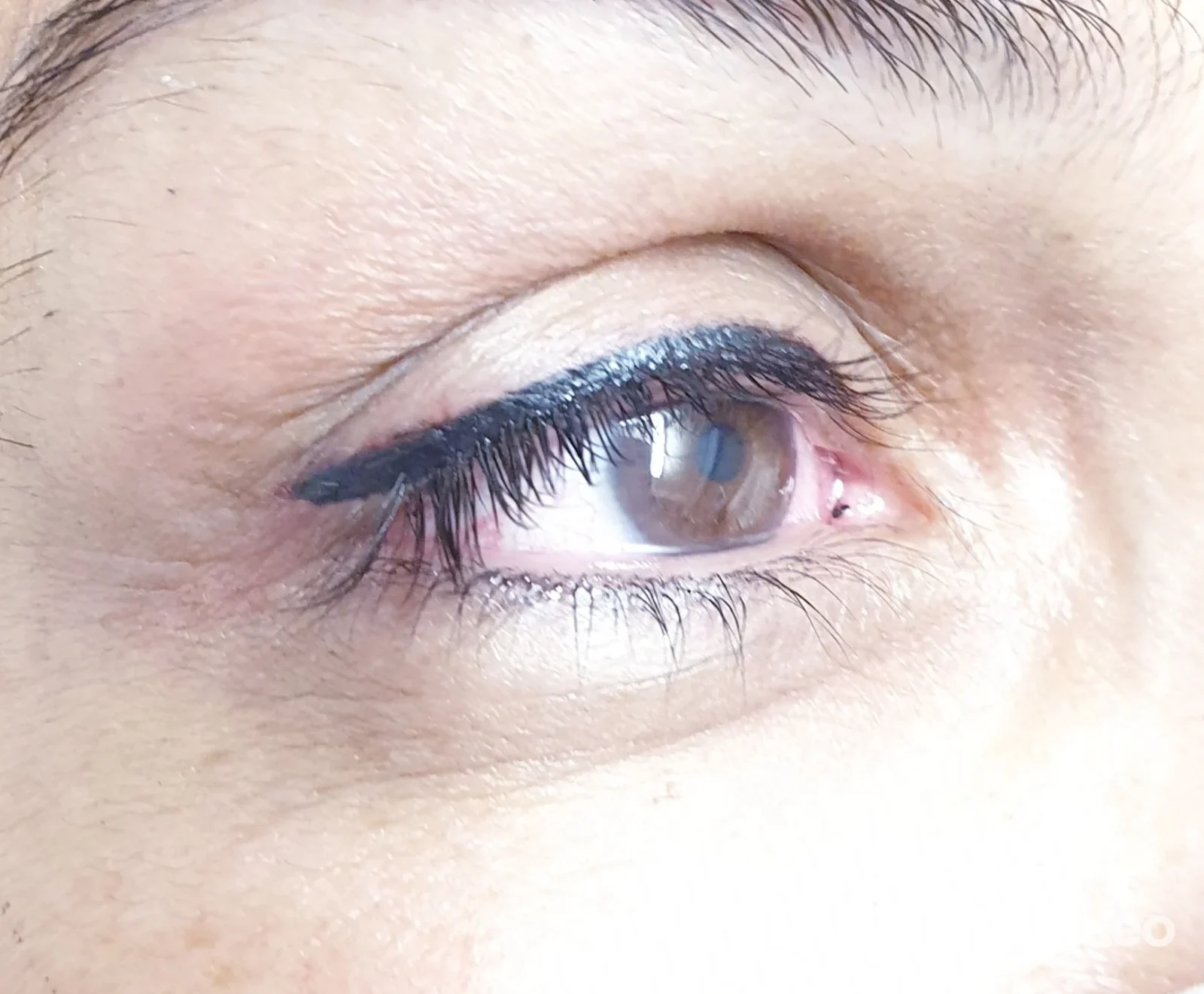 Primo piano di eyeliner permanente sul bordo palpebrale, foto fornita da Karma Estetica Modena, Modena.