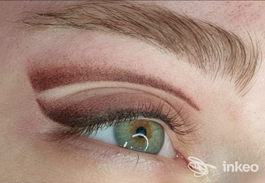 Trucco permanente su palpebra superiore con shading marrone, primo piano dell'occhio; Enry Nails And Beauty Centro Estetico, Reggio nell'Emilia.