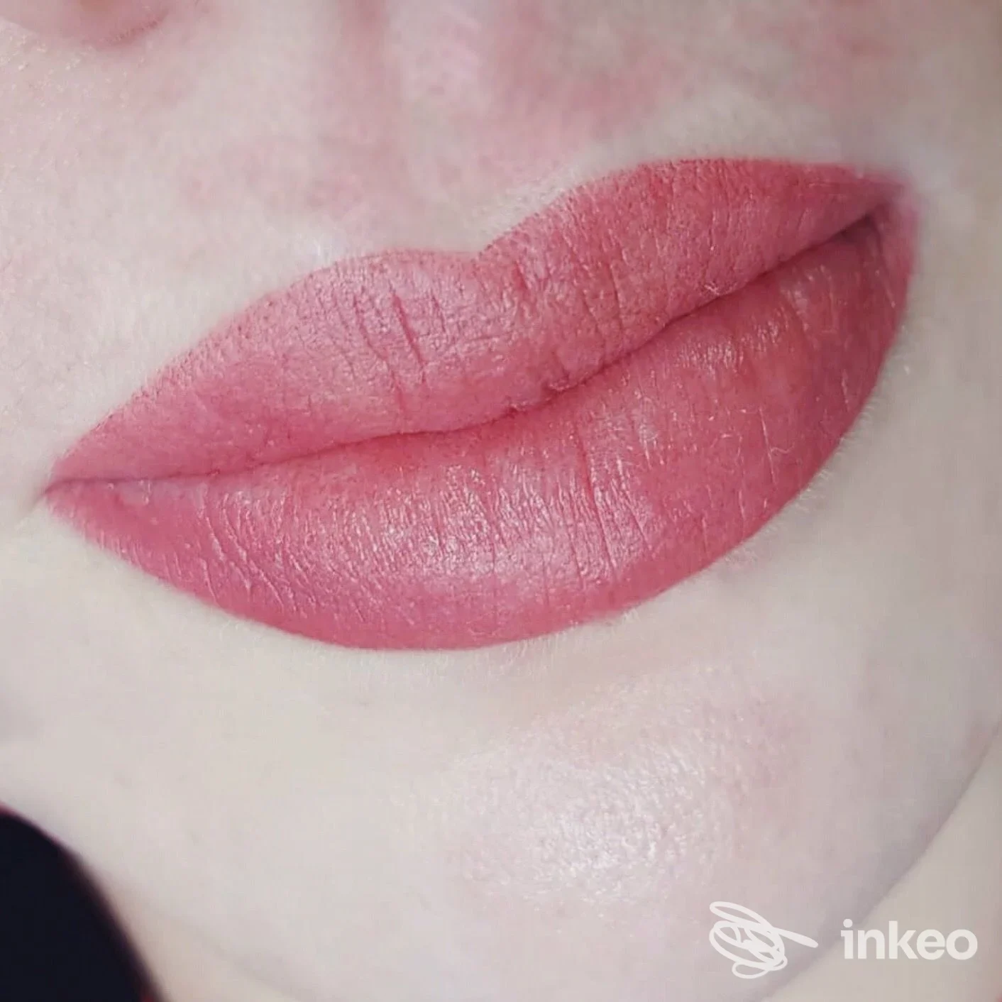 Primo piano di labbra con dermopigmentazione labiale realizzata da Sara Rotondi Skin Atelier a Roma, colore naturale e contorno definito.