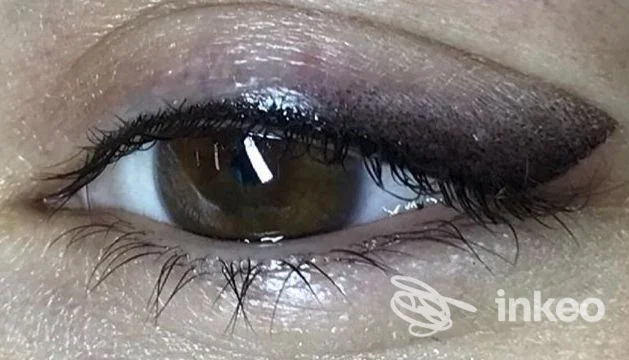 Primo piano di trucco semipermanente eyeliner eseguito da Sara Rotondi Skin Atelier a Roma sulla palpebra di una cliente.