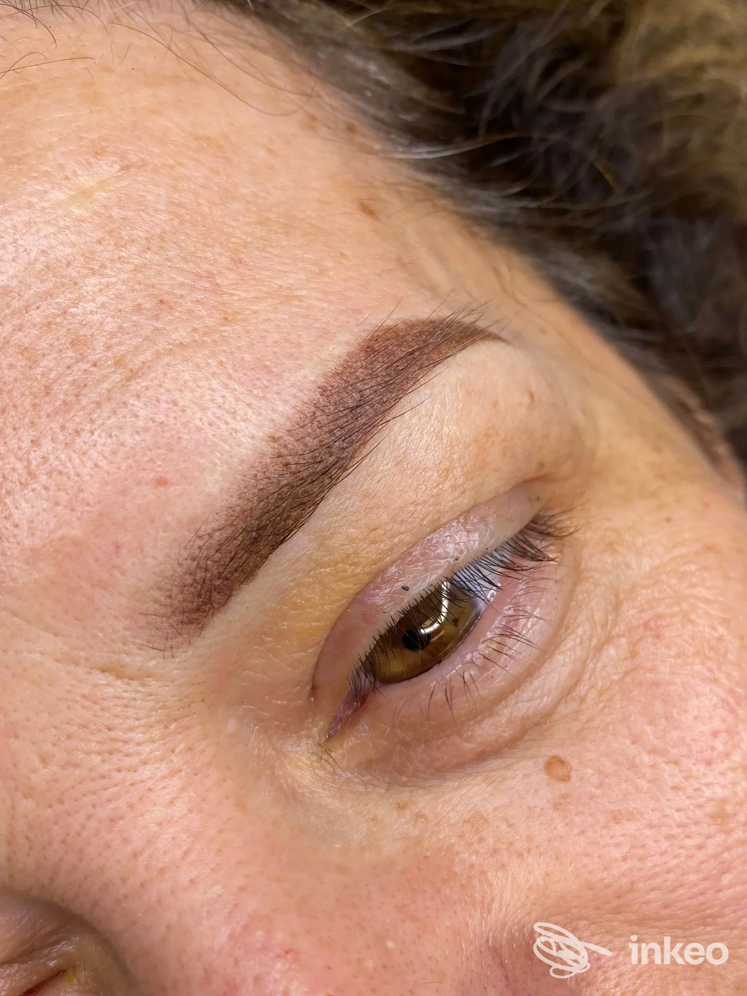 Primo piano di sopracciglio con trucco permanente realizzato da Ensamina Kllogjri - Trucco Permanente Faenza, Faenza.