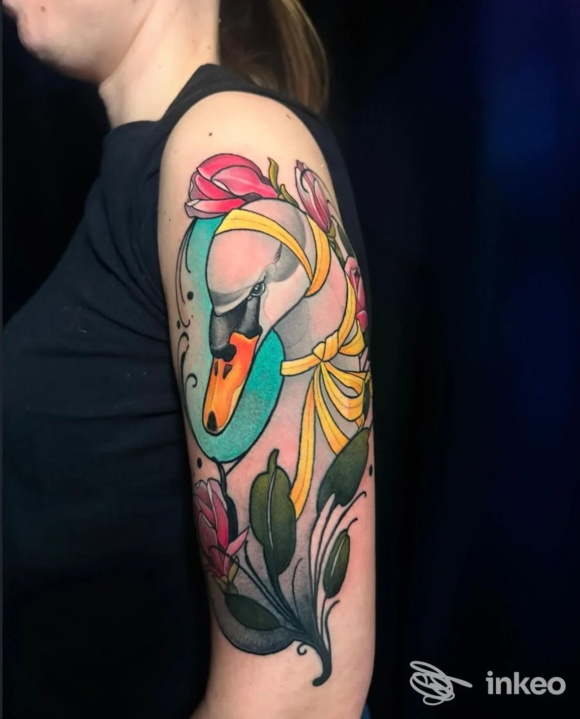 Tatuaggio a colori a tutto braccio con cigno e fiori, foto dello studio Sacrum Cor a Zanè.