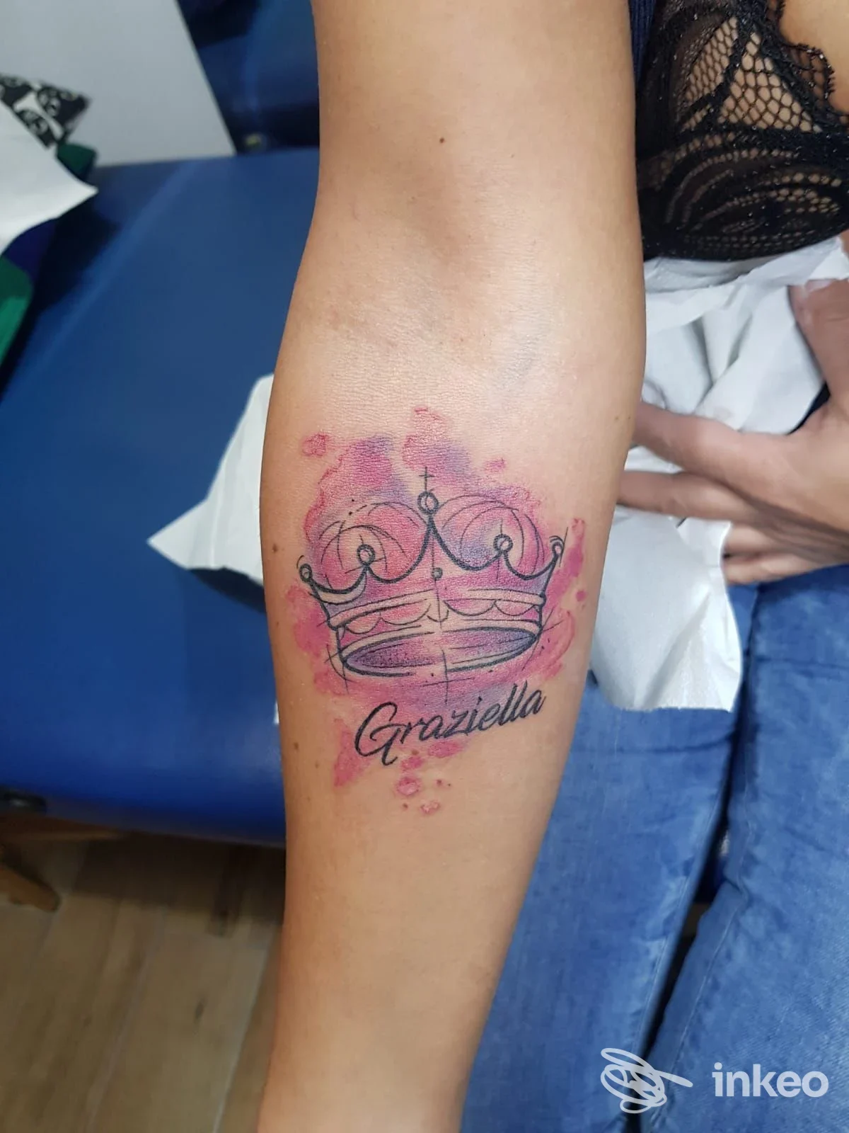 Tatuaggio su avambraccio con corona e scritta 'Graziella', foto fornita da Stella Caos Ink, La Spezia.