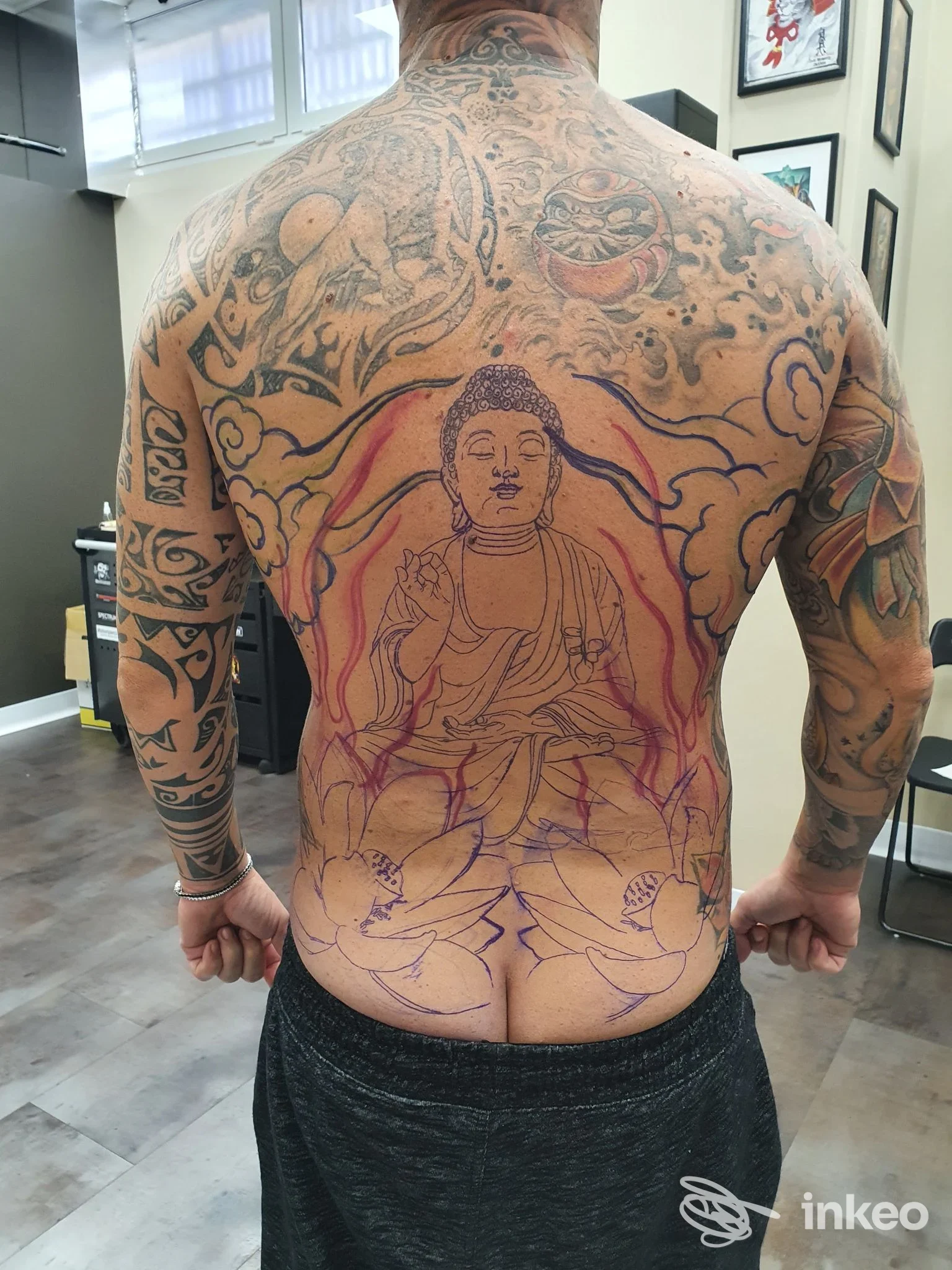 Grande progetto di tatuaggio Buddha sulla schiena di un cliente nello studio Black Lantern Tattoo Studio, Roma.