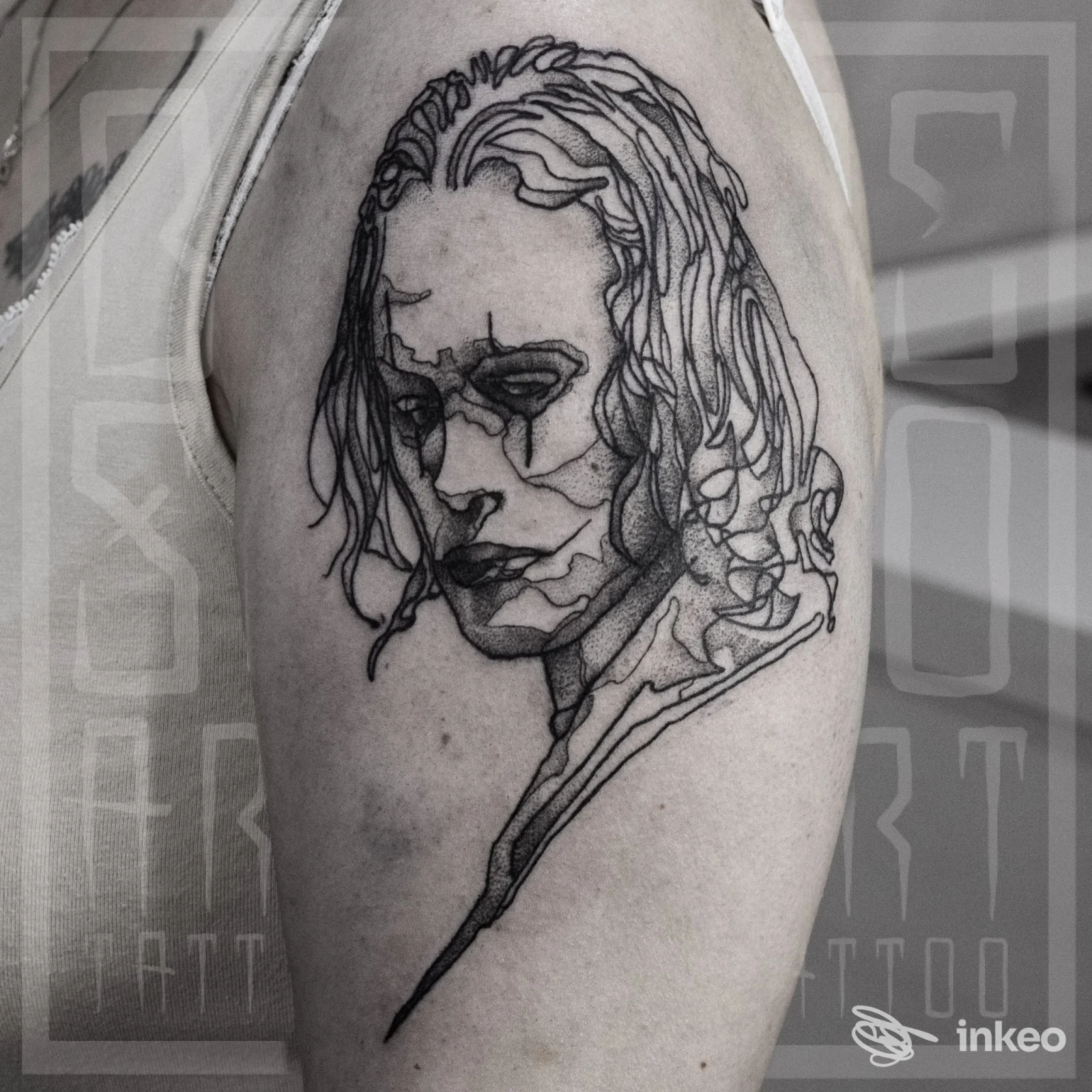 Tattoo su braccio raffigurante volto stilizzato eseguito da Bsso Art Tattoo.