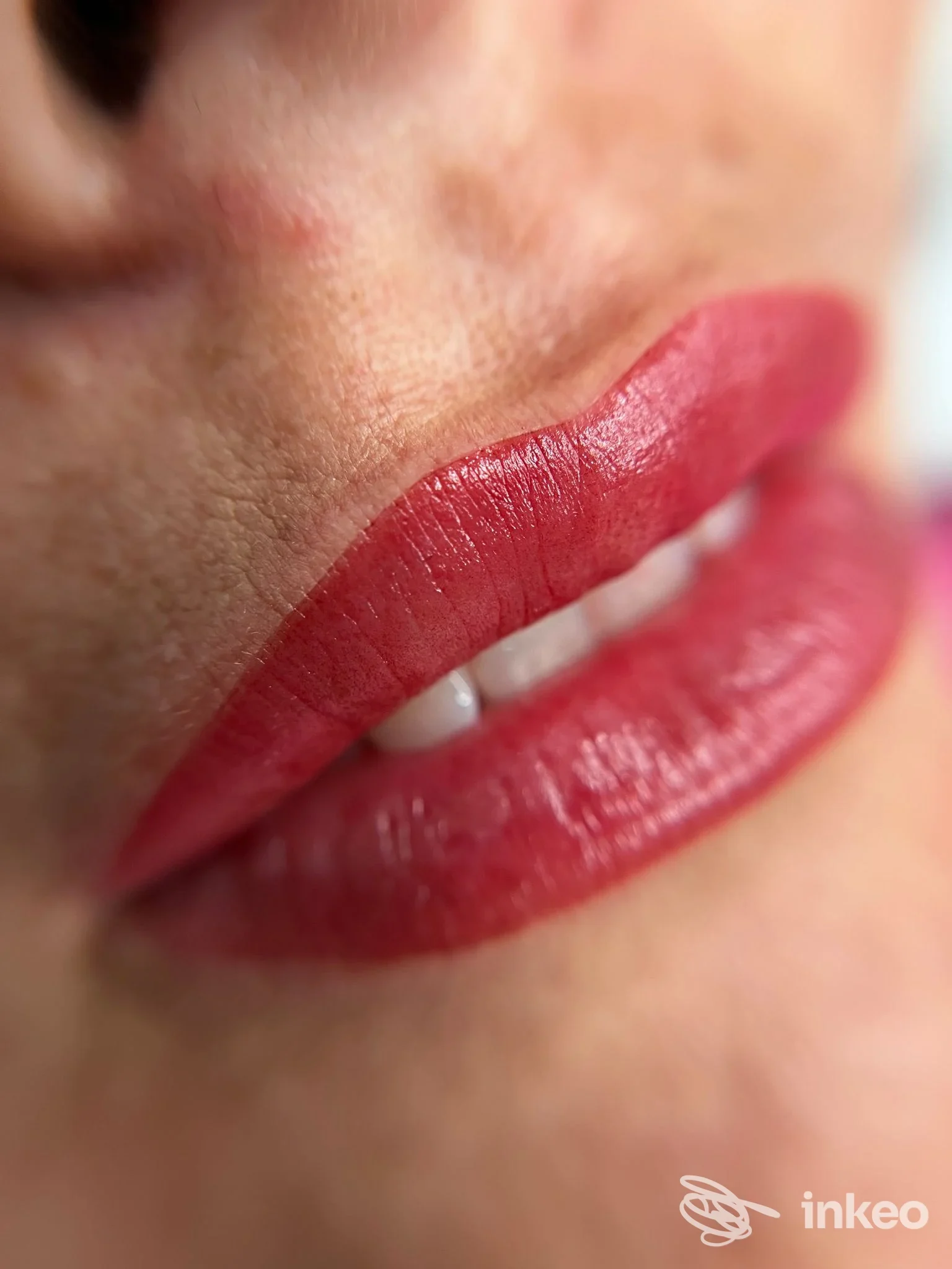 Primo piano di labbra con trucco permanente rosso, foto inviata da Federica Savorani - Trucco Permanente & Beauty Studio, Lugo.