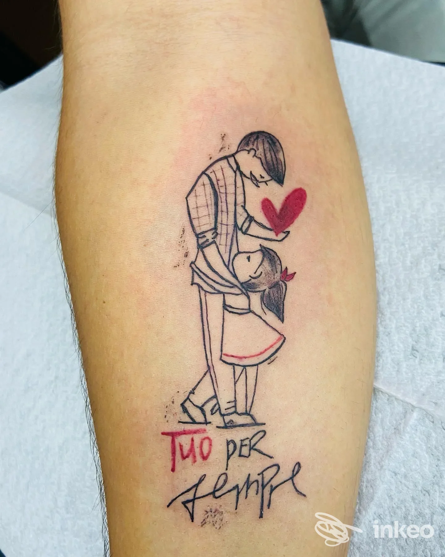 Tatuaggio illustrativo su avambraccio con coppia stilizzata, cuore rosso e scritta, Project Art&Beauty, Trieste.