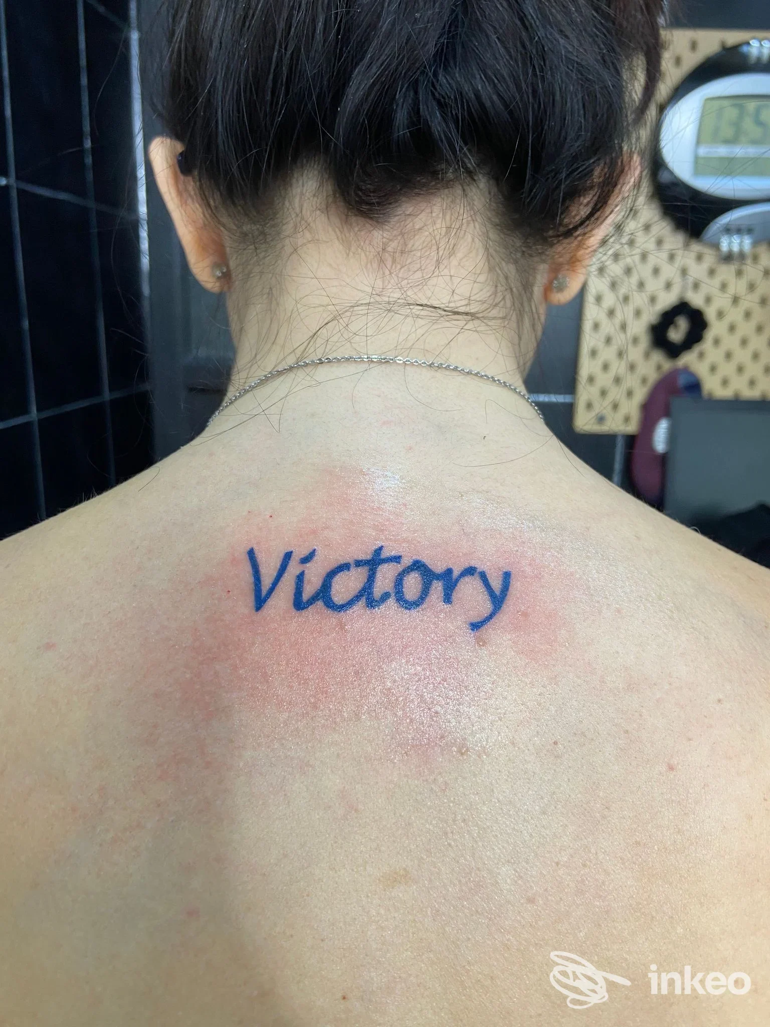 Tatuaggio testuale 'Victory' sulla parte superiore della schiena realizzato da Project Art&Beauty, Trieste.