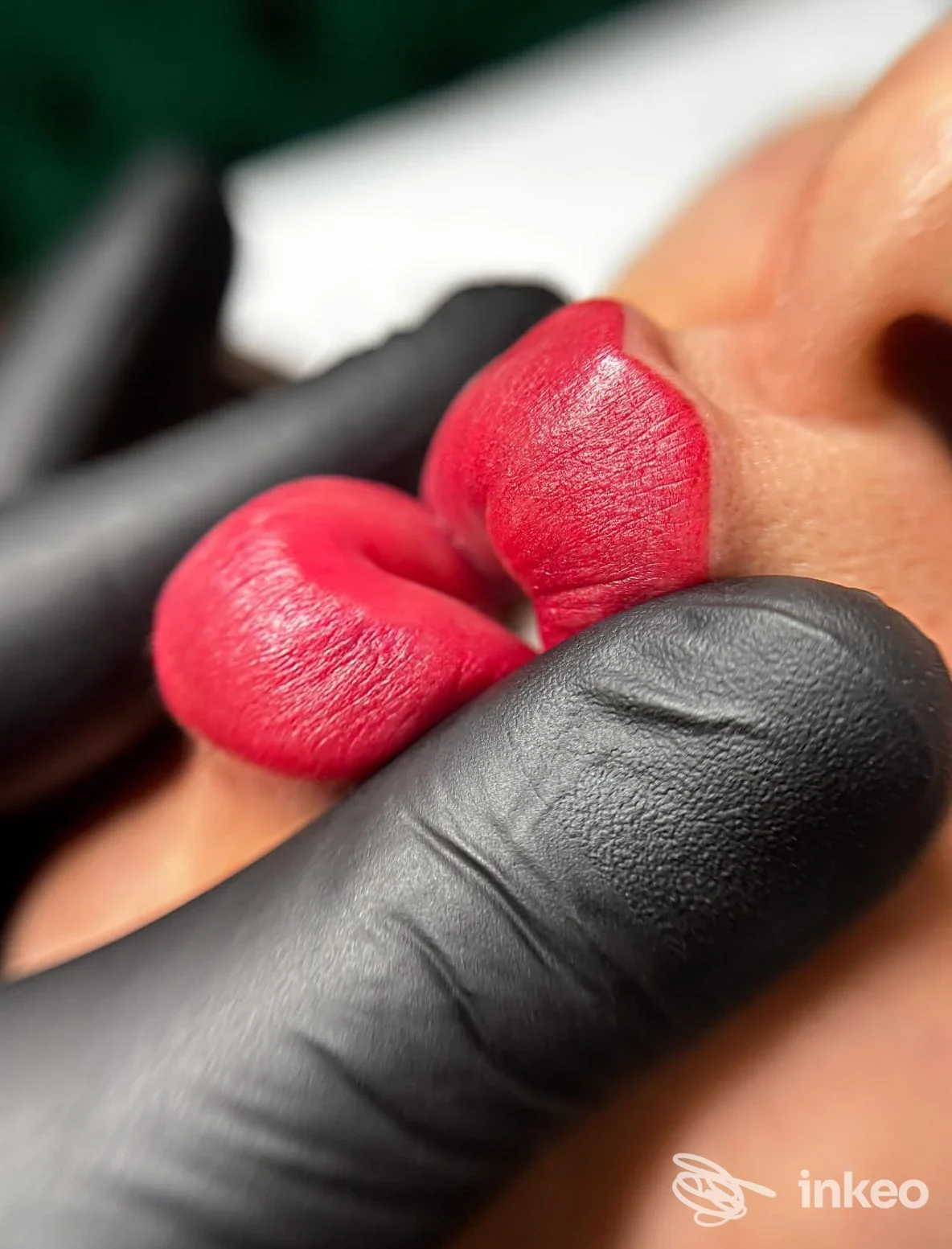 Primo piano di labbra con dermopigmentazione rossa eseguita da Cecilia De Carli Permanent Make-Up MakeArt, Rimini.