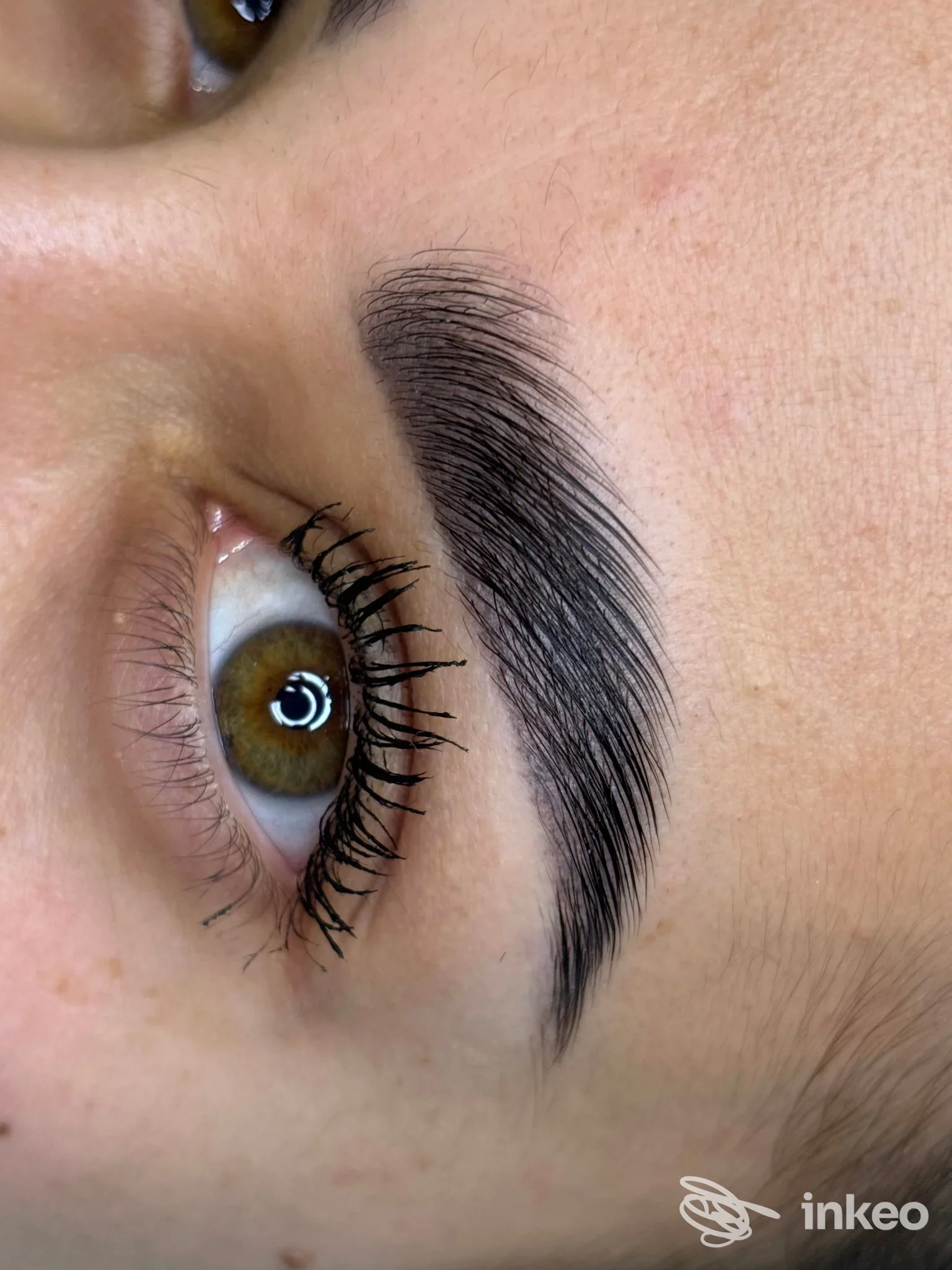 Primo piano di sopracciglio con dermopigmentazione (microblading) eseguita da EsteticaMente, Rieti.