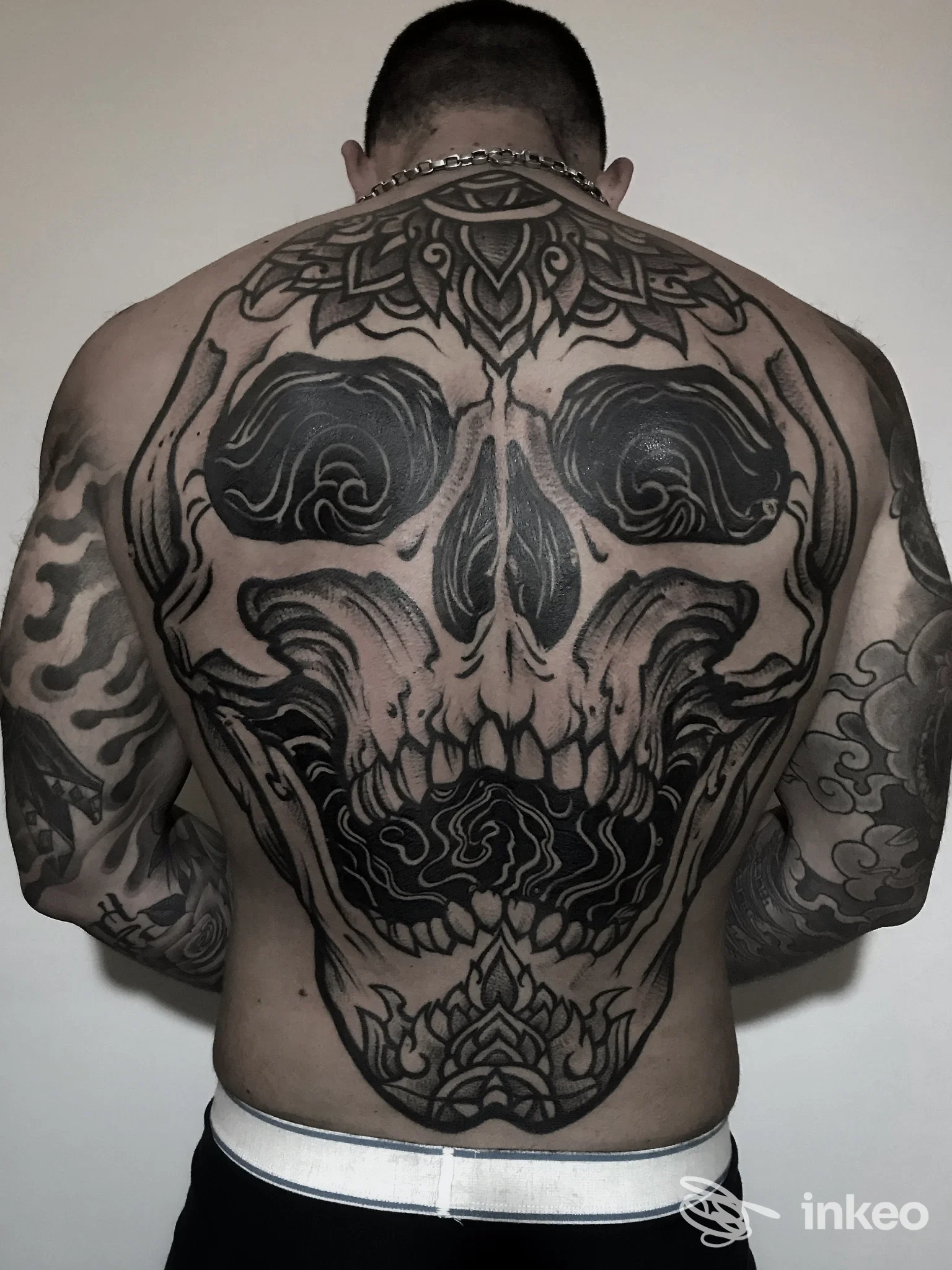 Grande tatuaggio a teschio che copre tutta la schiena, realizzato dallo studio True Love a Savona.