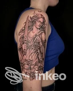 Tatuaggio a mezza manica su braccio superiore con figura femminile e fiori, foto inviata da True Love, Savona.