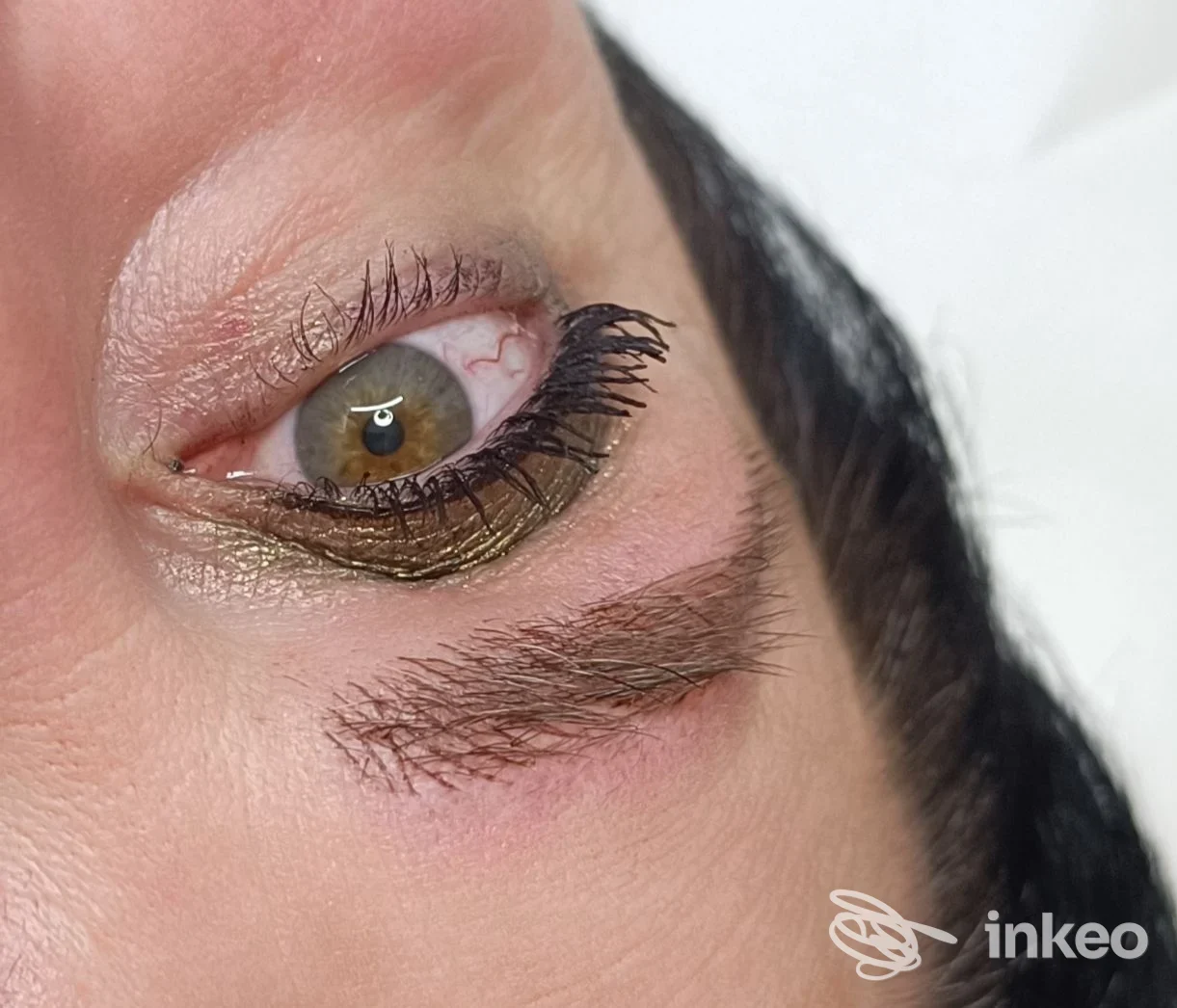 Primo piano di trucco permanente eyeliner e sopracciglio eseguiti da Serena Canale Dermopigmentazione, Genova.