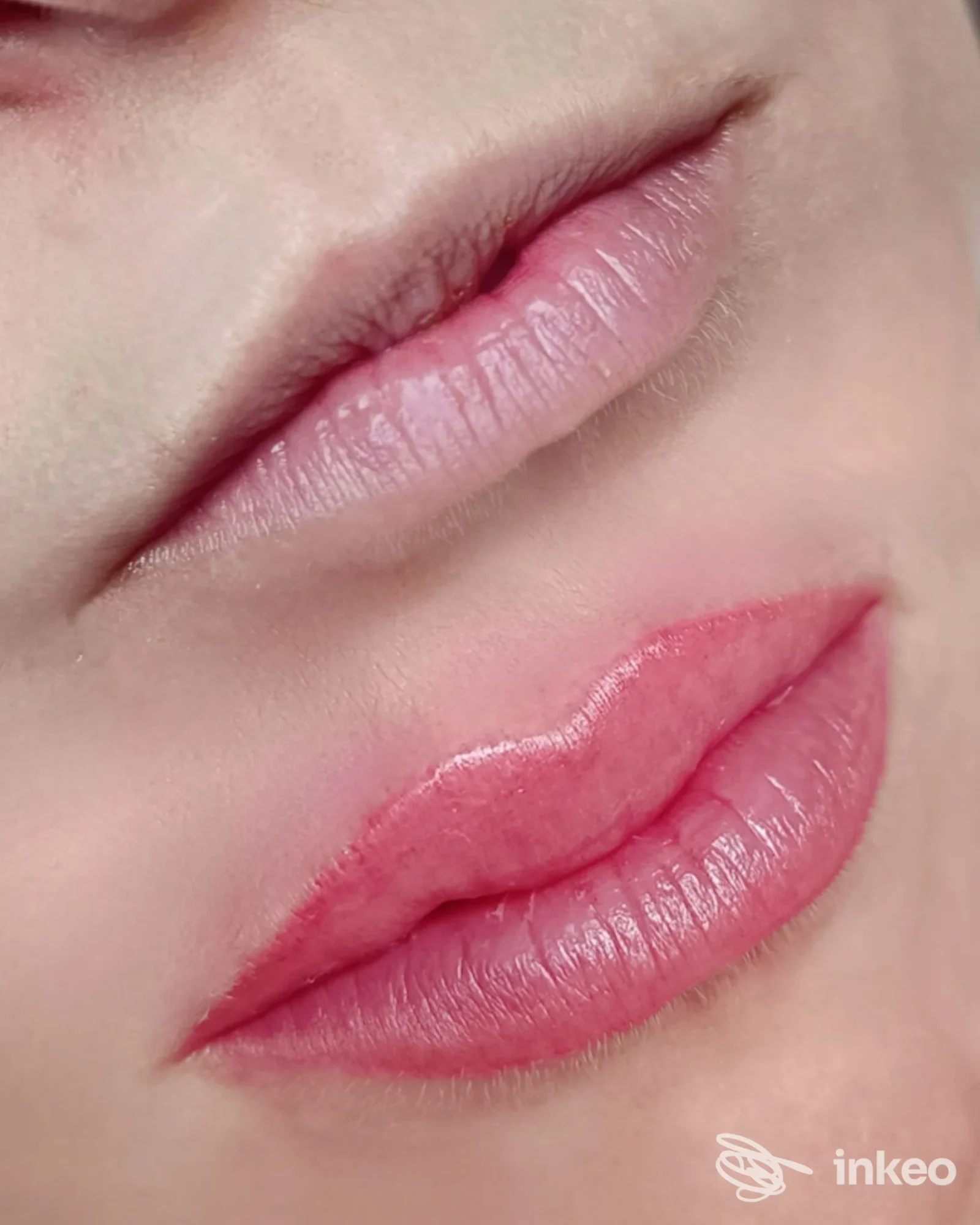 Primo piano delle labbra con dermopigmentazione (lip blush), immagine dello studio Serena Canale Dermopigmentazione, Genova.